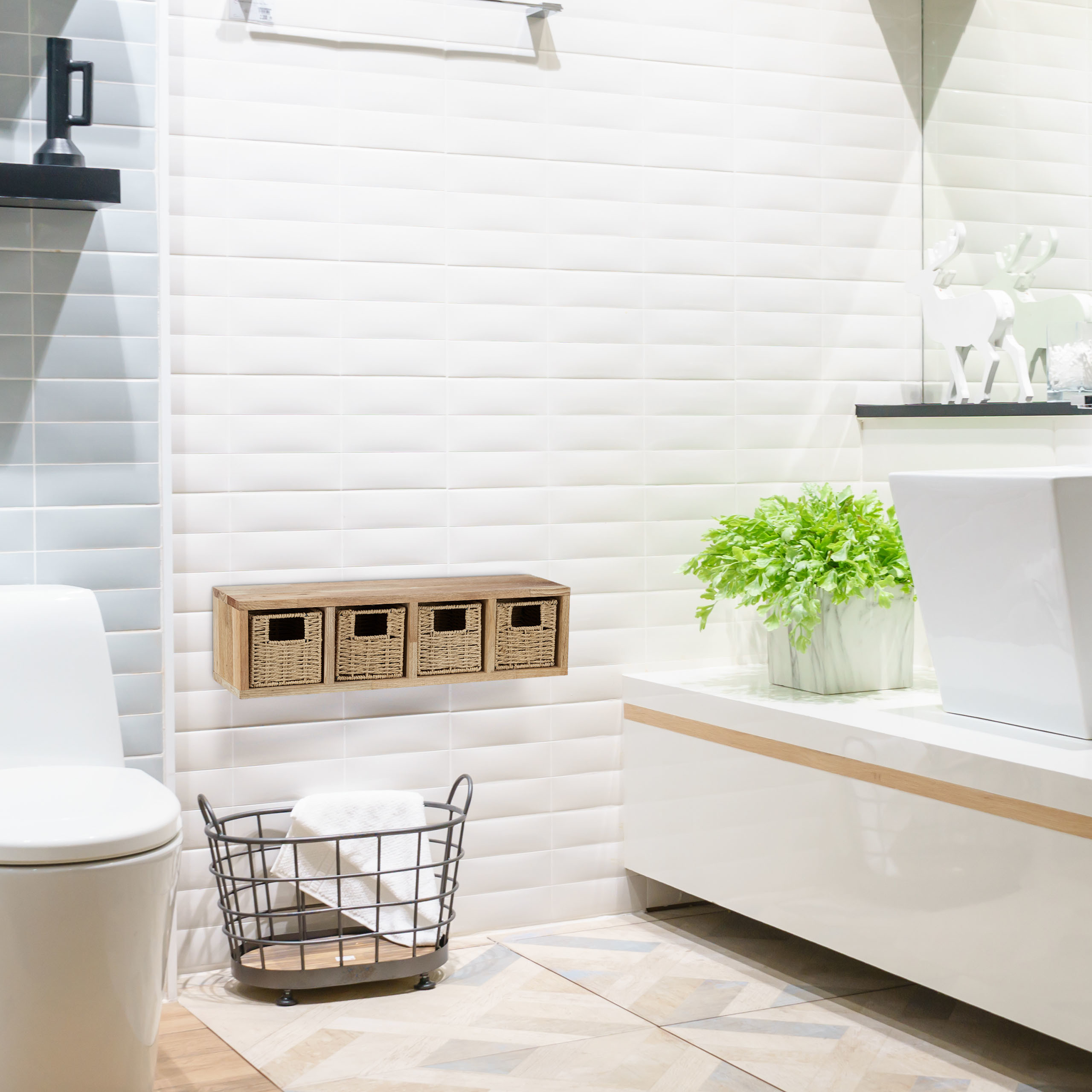 Modernes Badezimmer mit weißen Fliesen, Toilette, Waschbecken, Holzkörben an der Wand und einem Drahtkorb mit Handtuch.