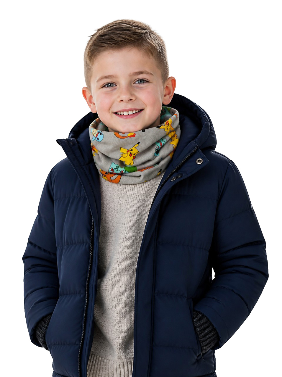 Ein lächelnder Junge in blauer Daunenjacke, beigem Pullover und gemustertem Halstuch.