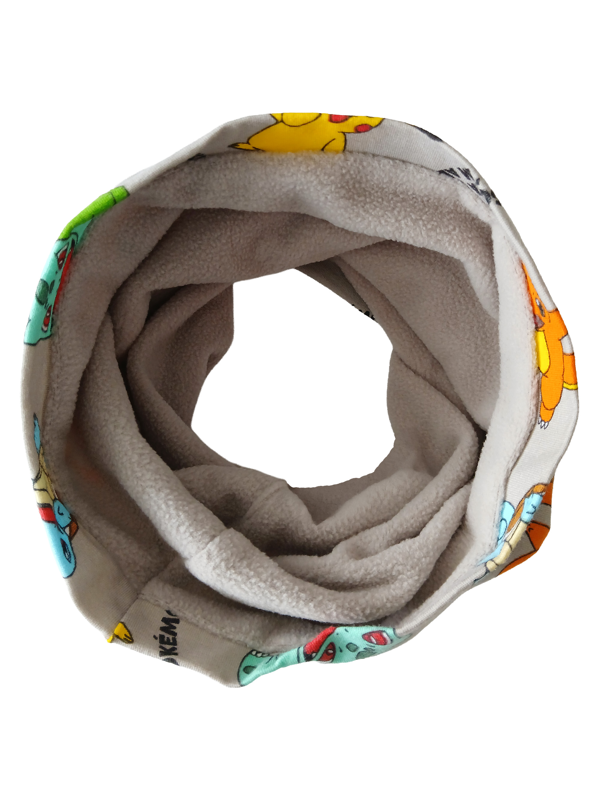 Ein grauer Schlauchschal mit Pokémon-Motiven und weichem Fleece-Innenfutter.