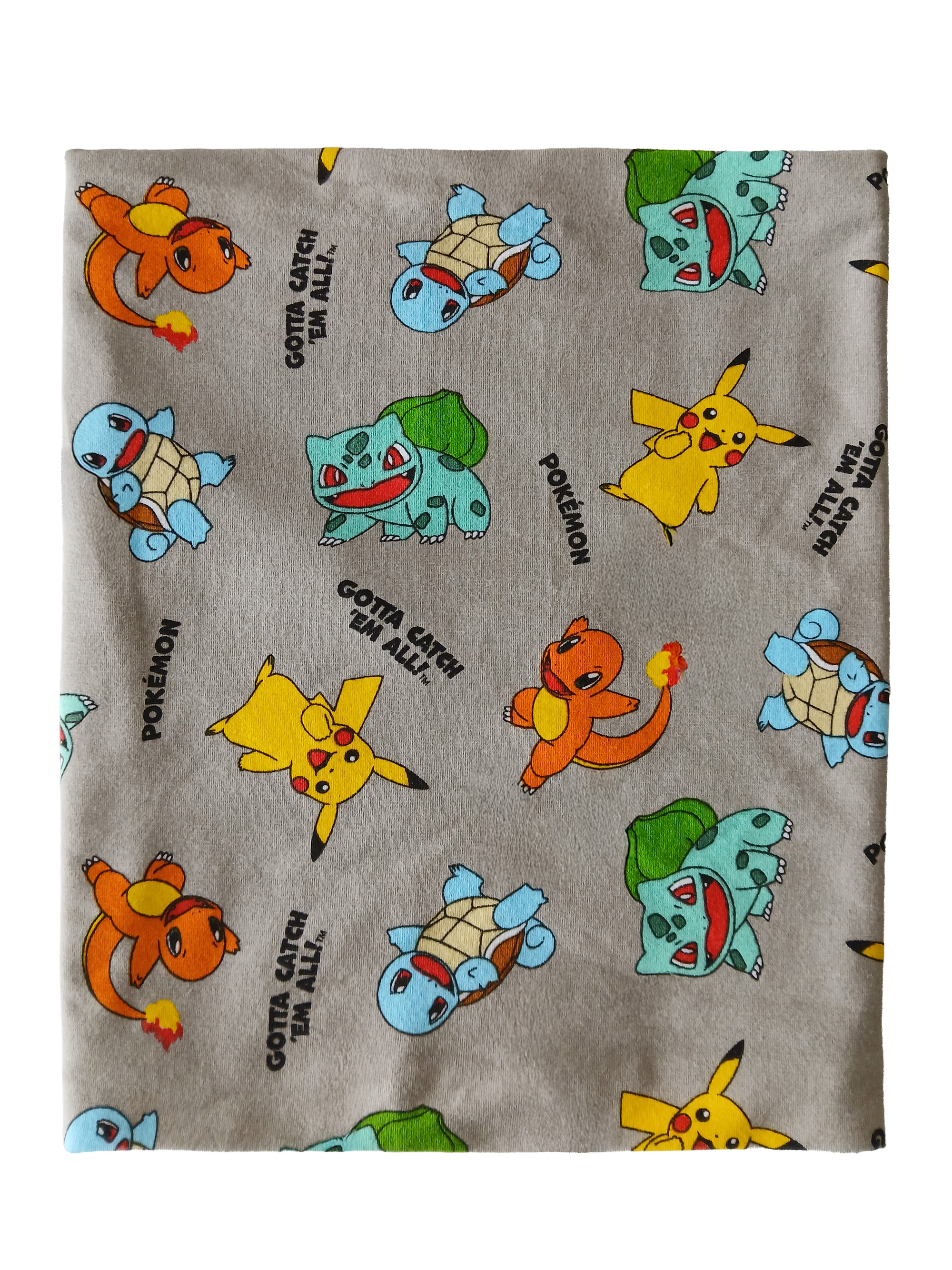 Grauer Stoff mit einem Muster aus Pikachu, Charmander, Squirtle und Bulbasaur sowie Pokémon-Text.