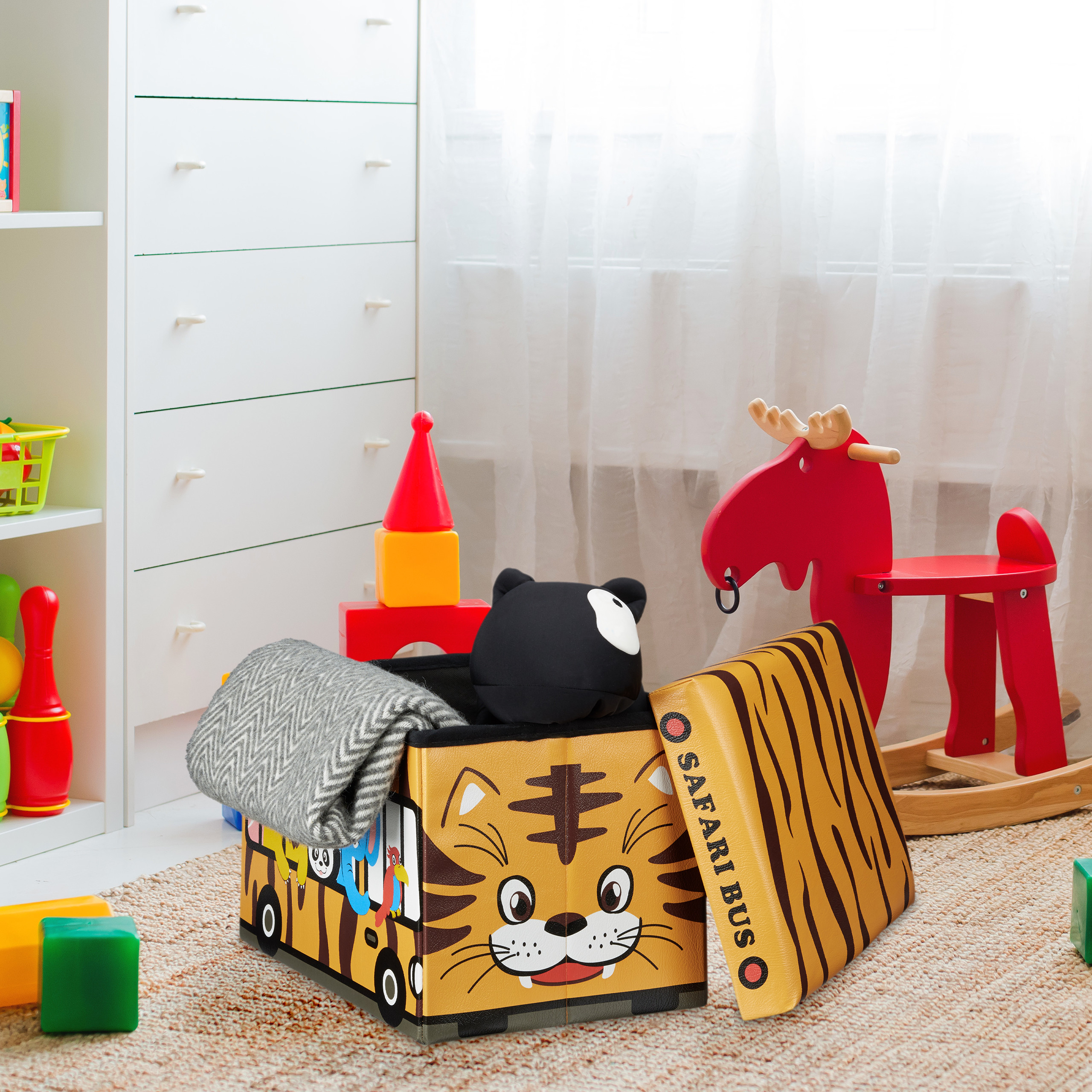 Eine Tiger-Spielzeugbox mit Decke und Kuscheltier in einem hellen Kinderzimmer.