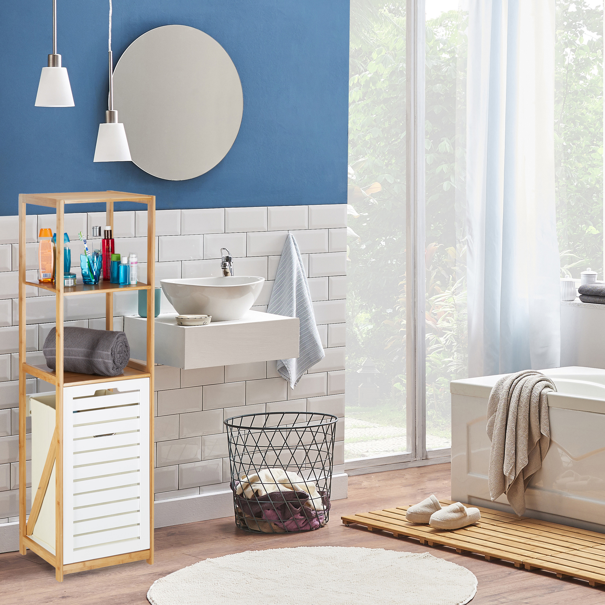 Modernes Badezimmer mit blau-weißer Wand, weißem Waschbecken, Badewanne, Holzregal und Korb.