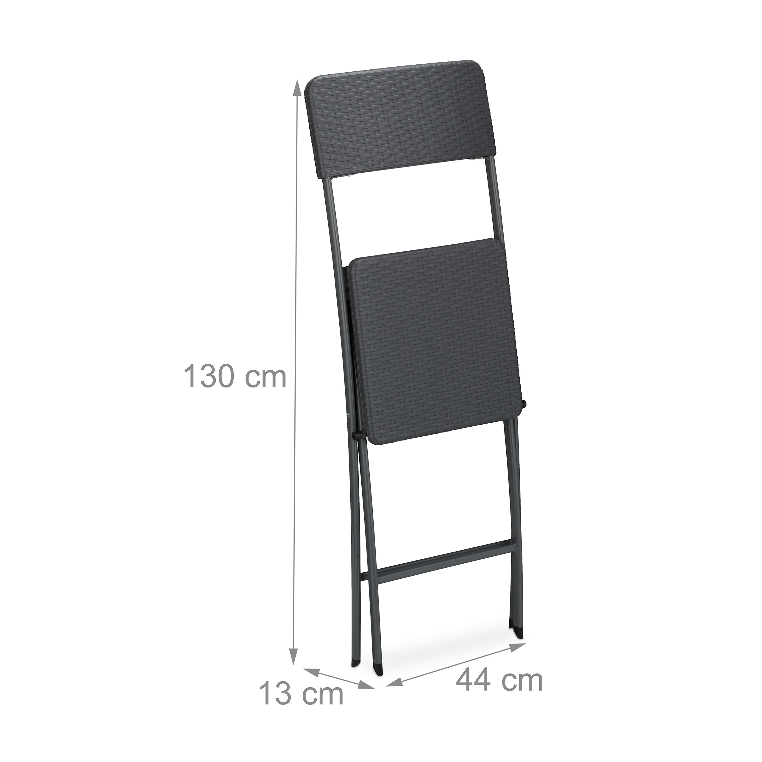 Ein grauer, zusammengeklappter Rattanstuhl mit Maßen: 130 cm Höhe, 44 cm Breite, 13 cm Tiefe.