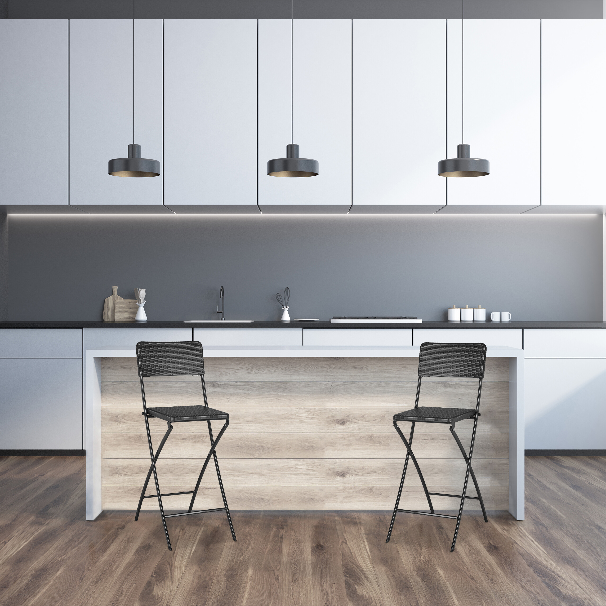 Moderne Küche mit weißer Arbeitsinsel, zwei schwarzen Hockern, weißen Schränken und Holzboden.