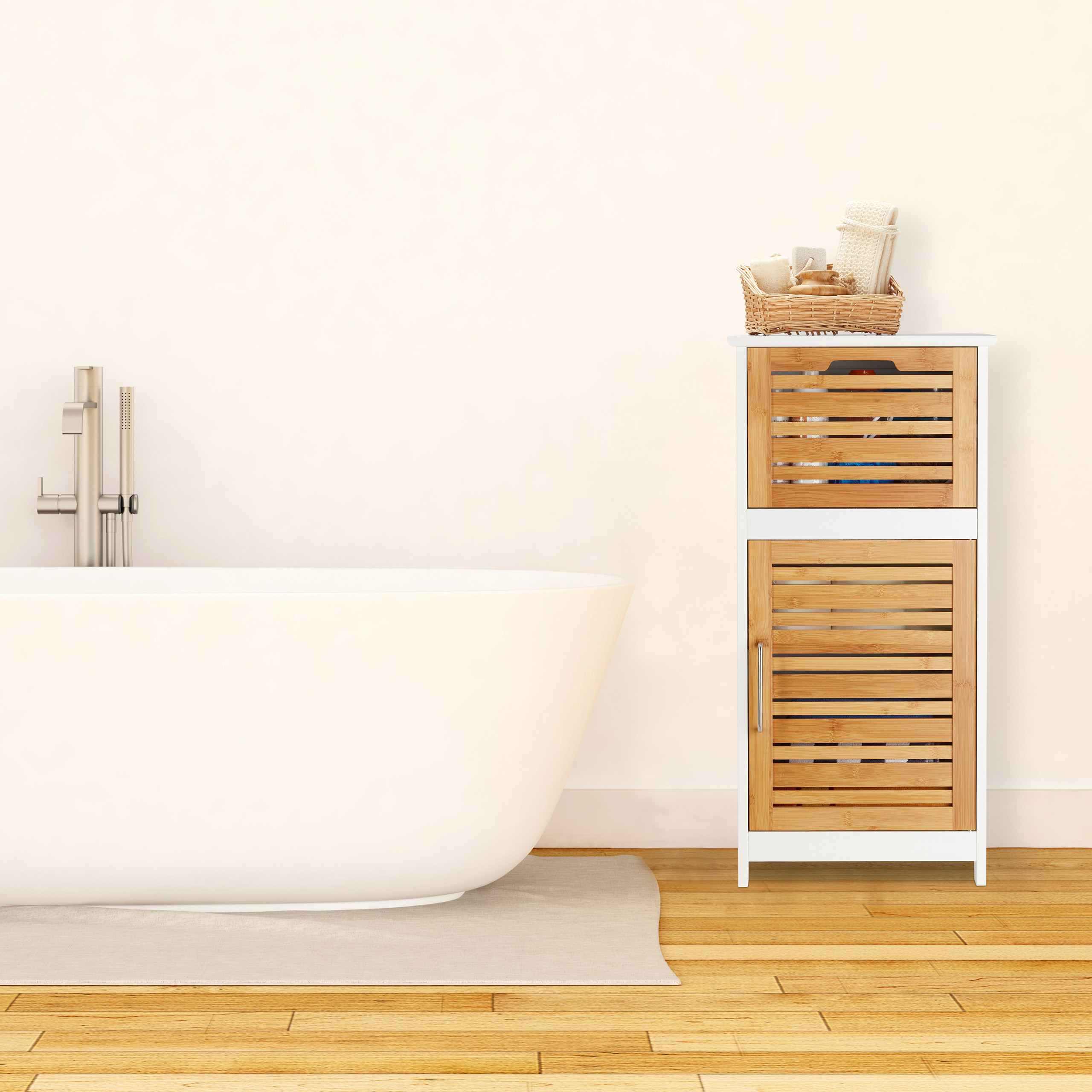 Ein weißer Bademöbel-Schrank mit Holzlamellen und einem Korb auf einem Holzboden neben einer runden Badewanne.