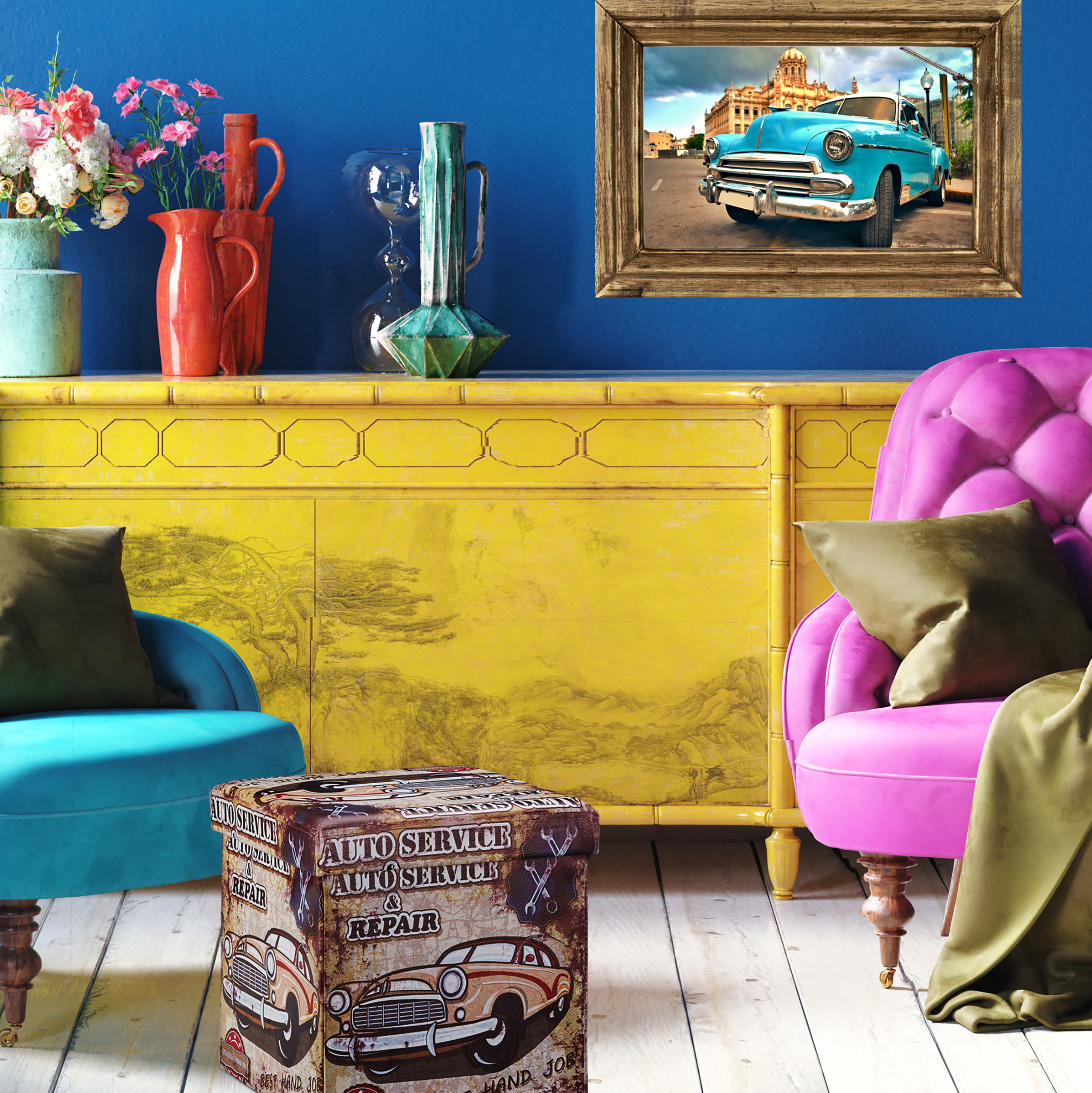 Wohnzimmer mit gelbem Sideboard, blauem und pinkem Sessel, Autodruck-Hocker und gerahmtem Bild eines blauen Autos.