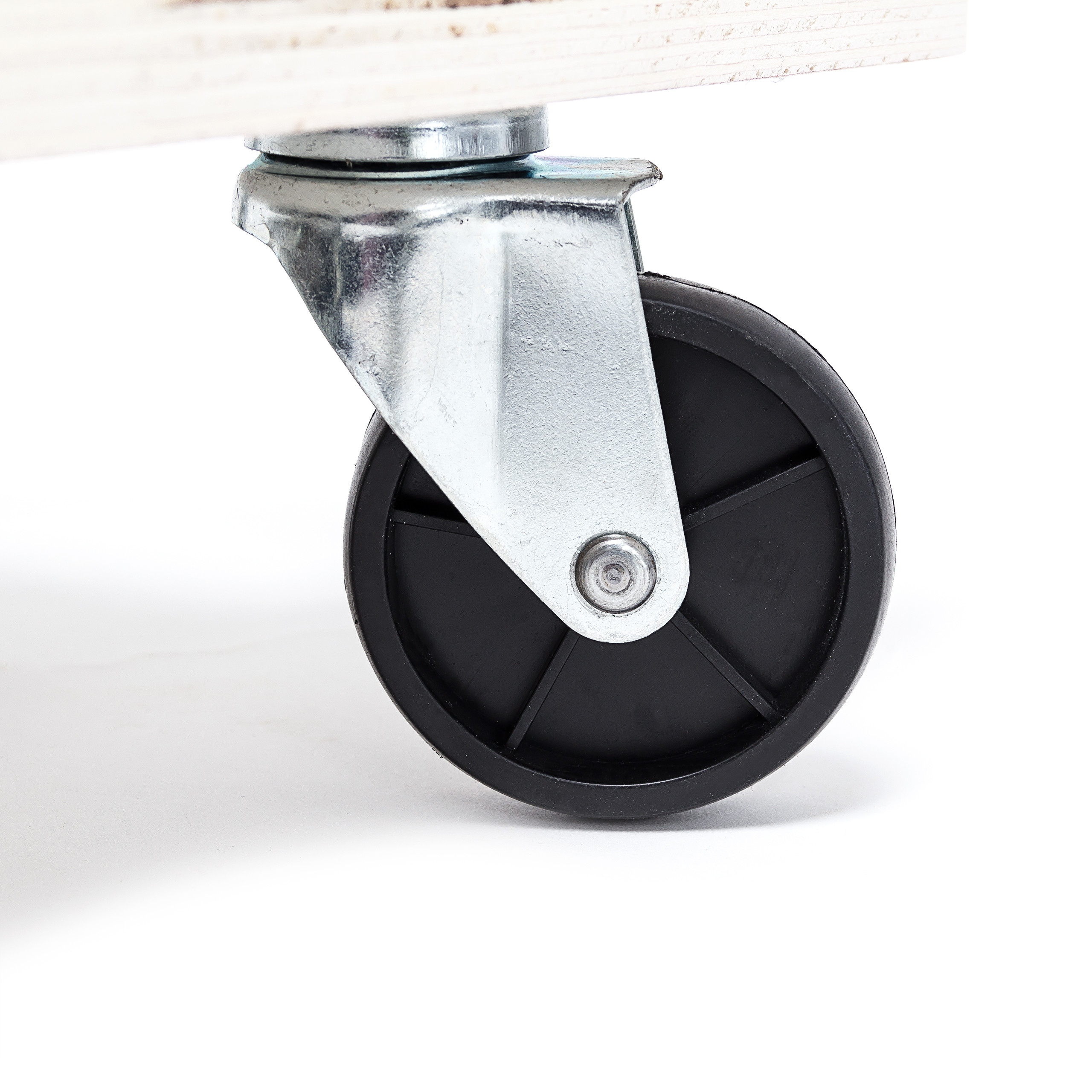 Eine schwarze Möbelrolle mit einem Metallhalter und einer Holzplatte oben auf weißem Hintergrund.
