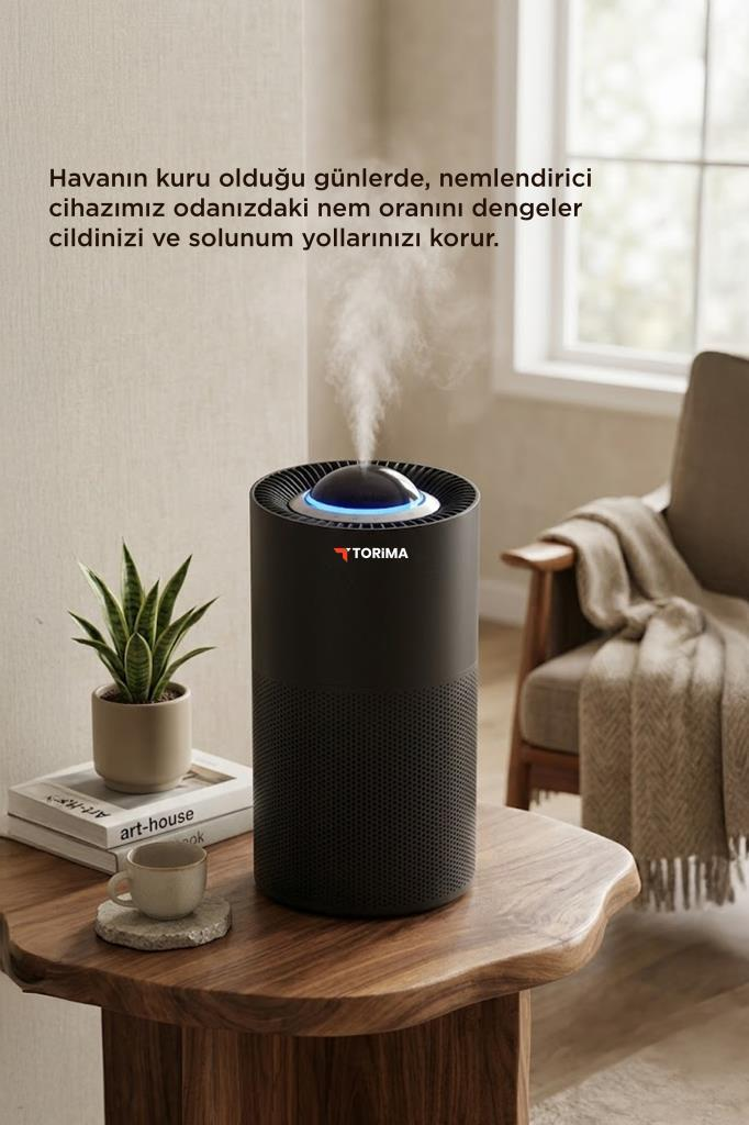 Ahşap masa üzerinde küçük bir bitki ve kitapların yanında siyah bir Torima nemlendirici.