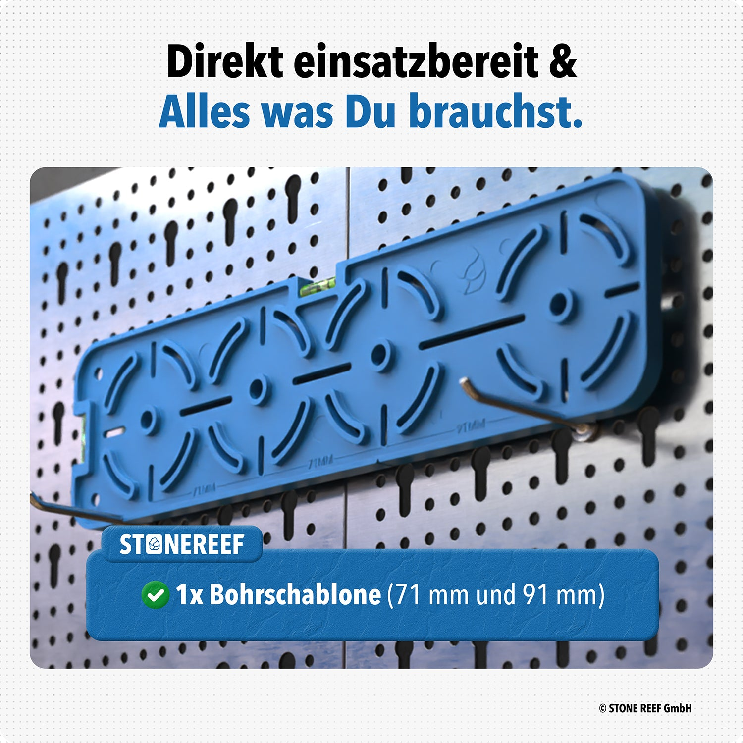 Blaue Bohrschablone mit 71 mm und 91 mm an einer Lochwand.
