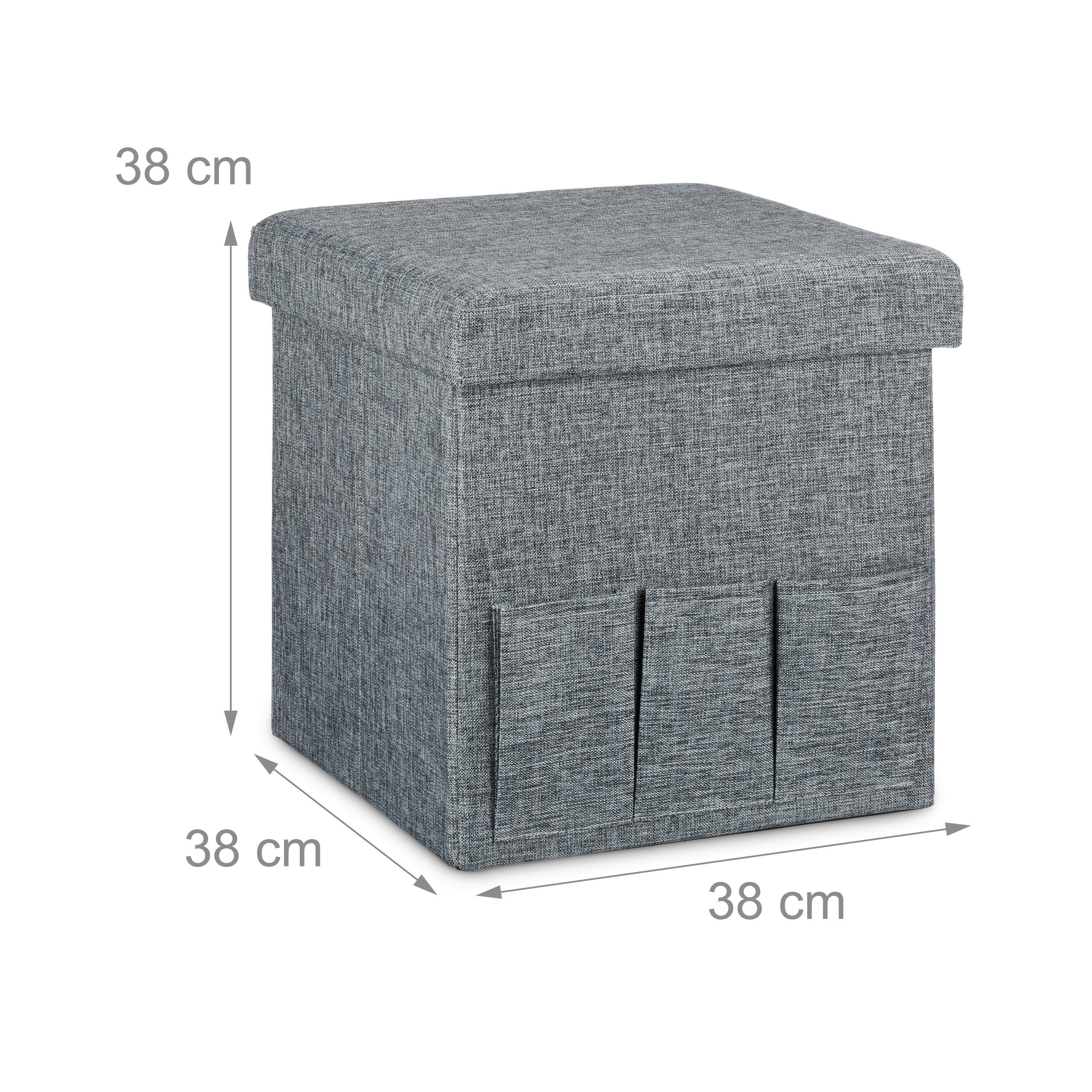 Ein quadratischer grauer Stoff-Aufbewahrungshocker mit drei Vordertaschen, Maße 38 cm in Breite, Höhe und Tiefe.