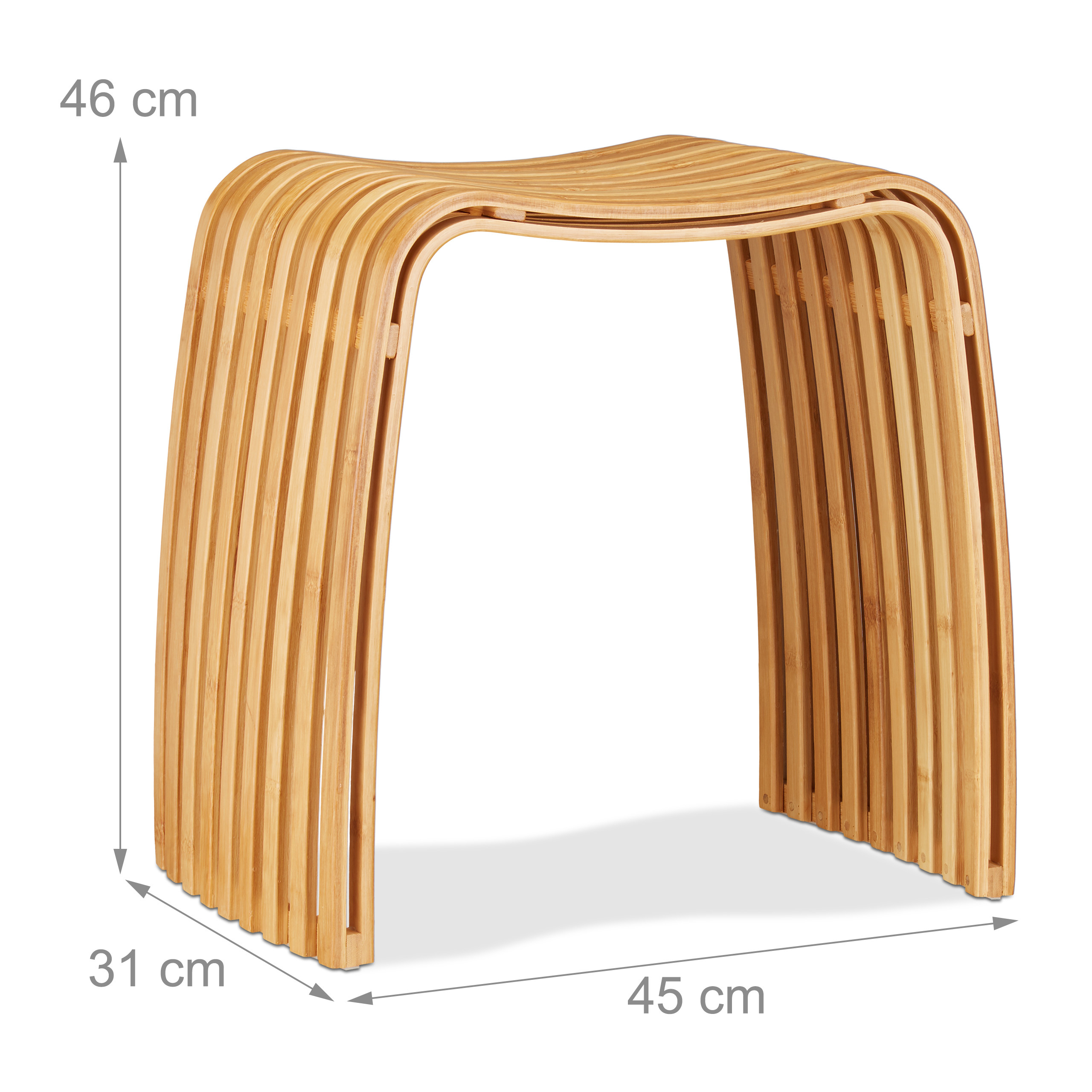 Ein gebogener Holzhocker aus Bambus lamellen, 46 cm hoch, 45 cm breit und 31 cm tief, auf weißem Hintergrund.
