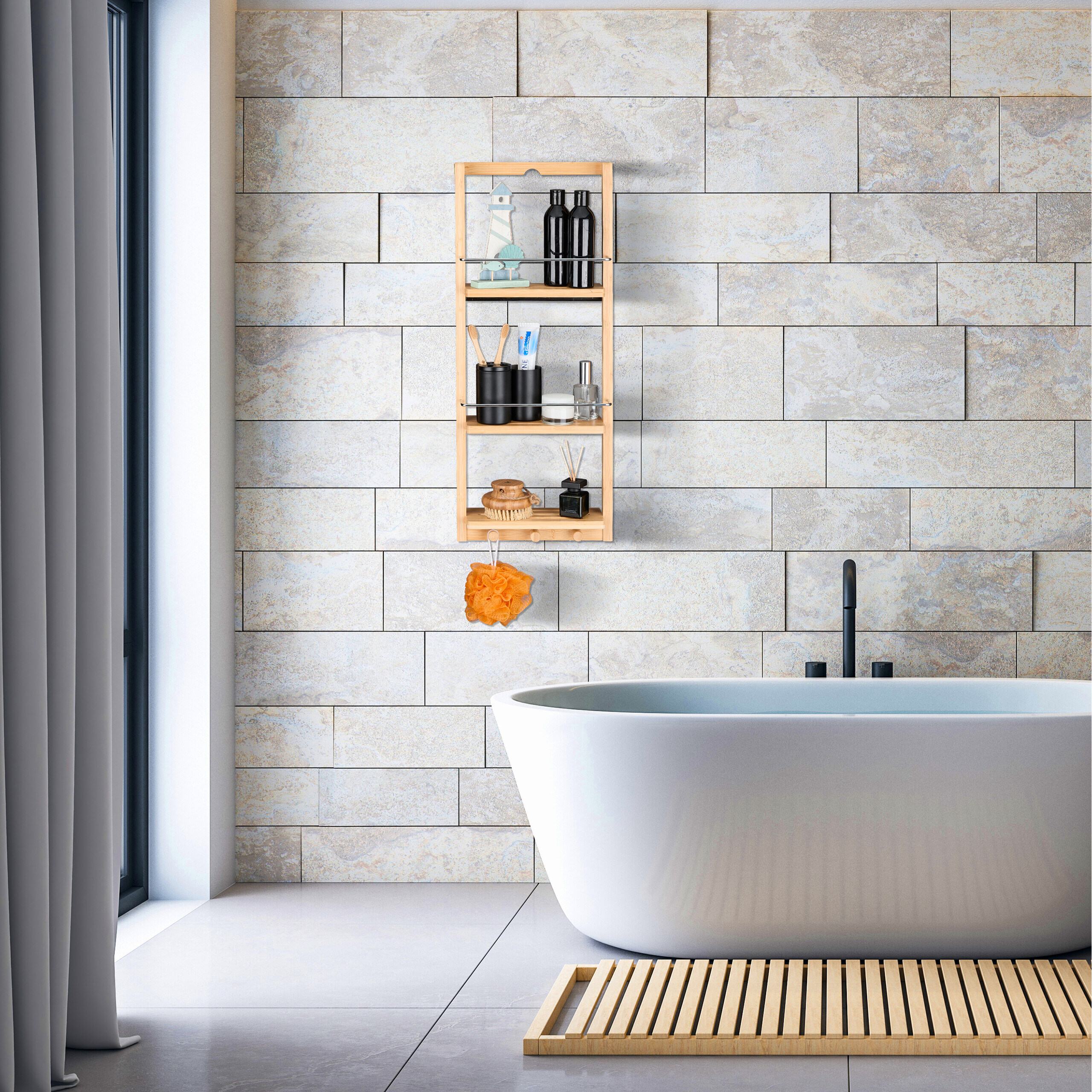 Moderne Badewanne vor einer Steinwand mit einem Holzwandregal voll Pflegeprodukten und einem Holzbadewannenvorleger.