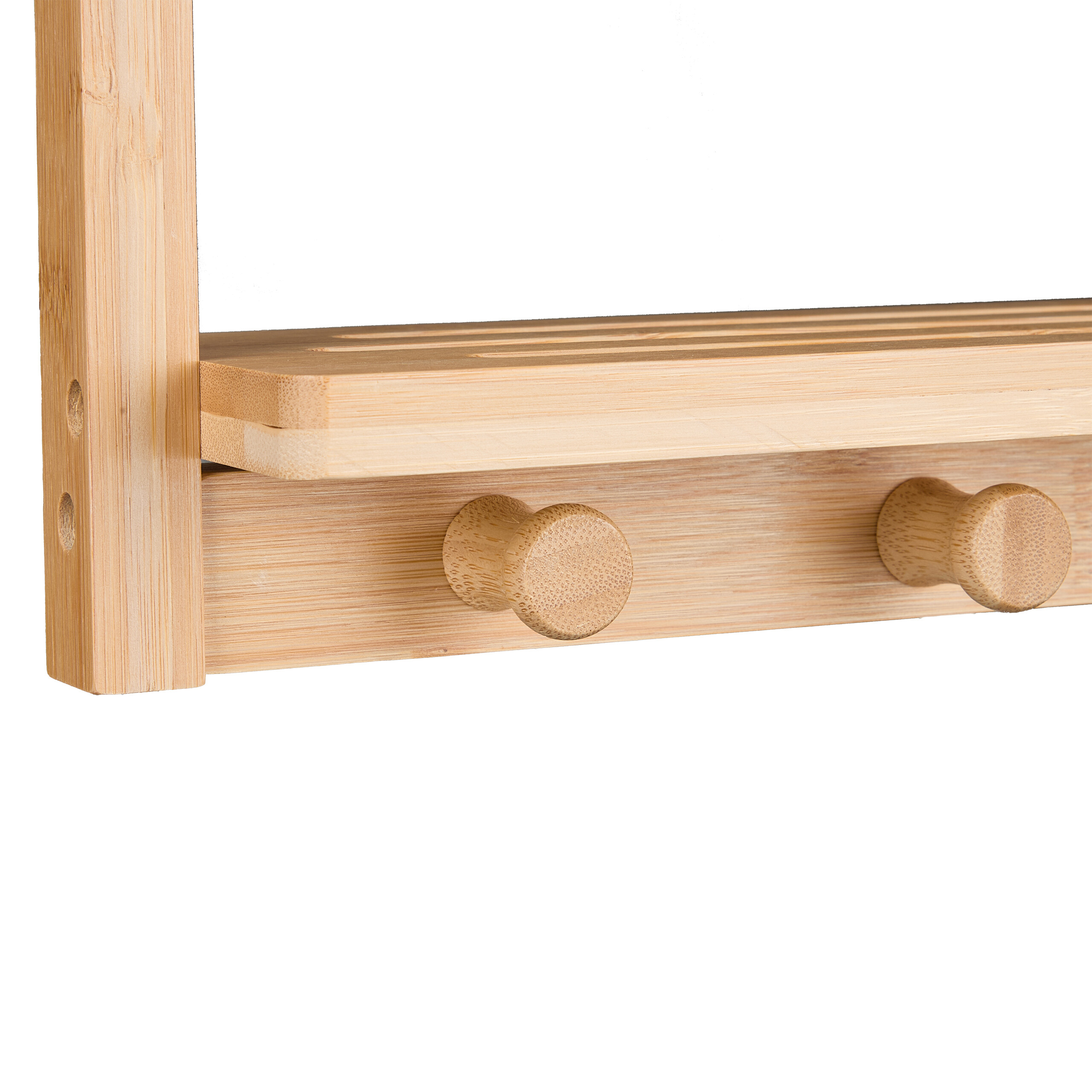 Ein Holzwandregal mit geschlitztem Oberfach und zwei runden Haken darunter vor weißem Hintergrund.