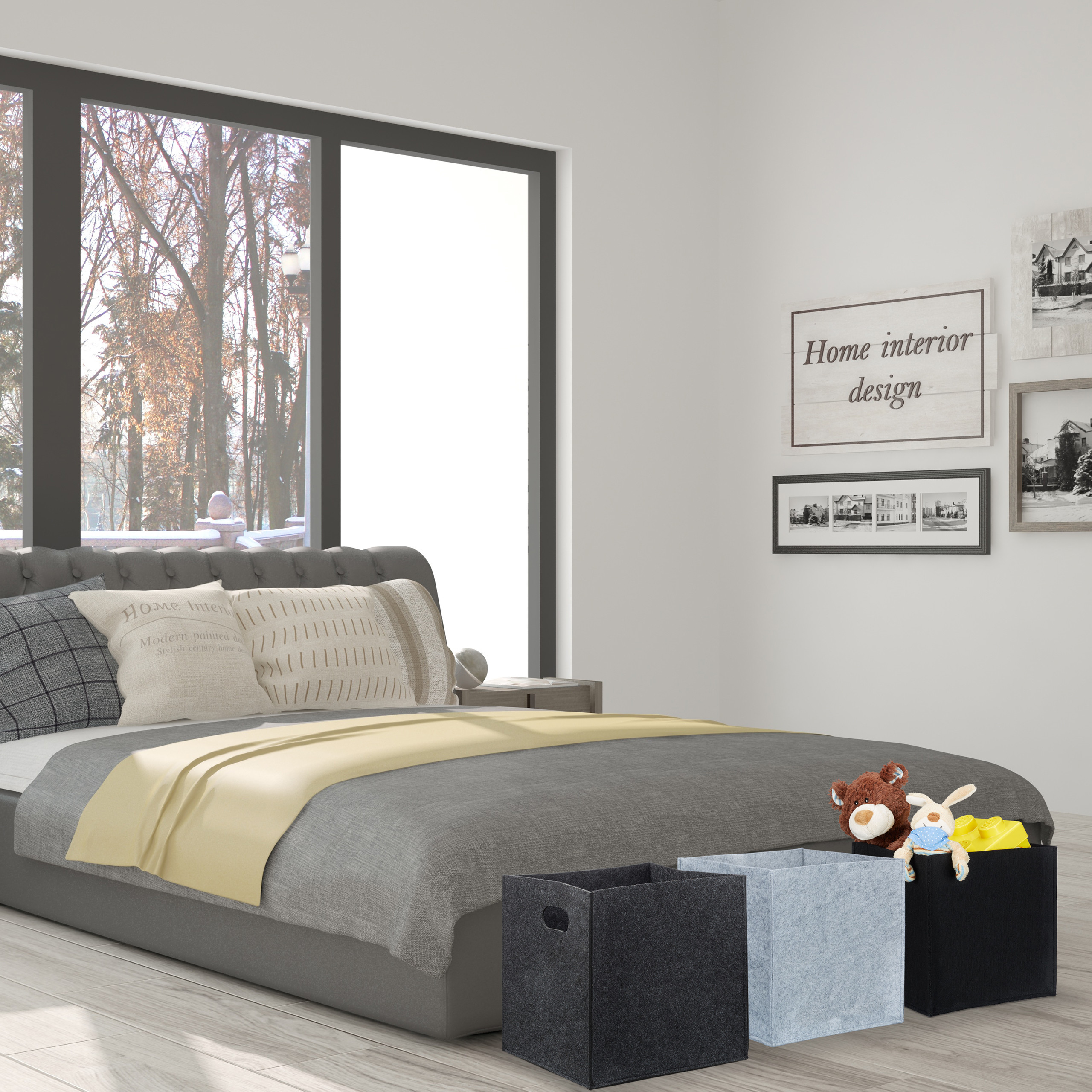 Ein Schlafzimmer mit grauem Bett, gelbem Läufer, Aufbewahrungsboxen mit Spielzeug und großem Fenster mit Herbstbäumen.