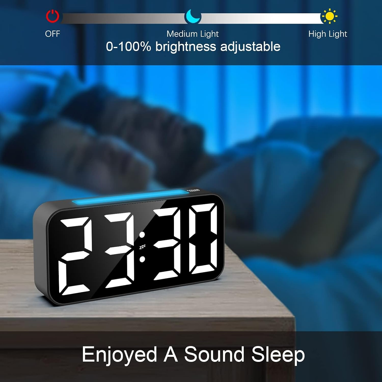 Ein digitaler Wecker zeigt 23:30 auf dem Nachttisch; im Hintergrund schläft ein Paar.