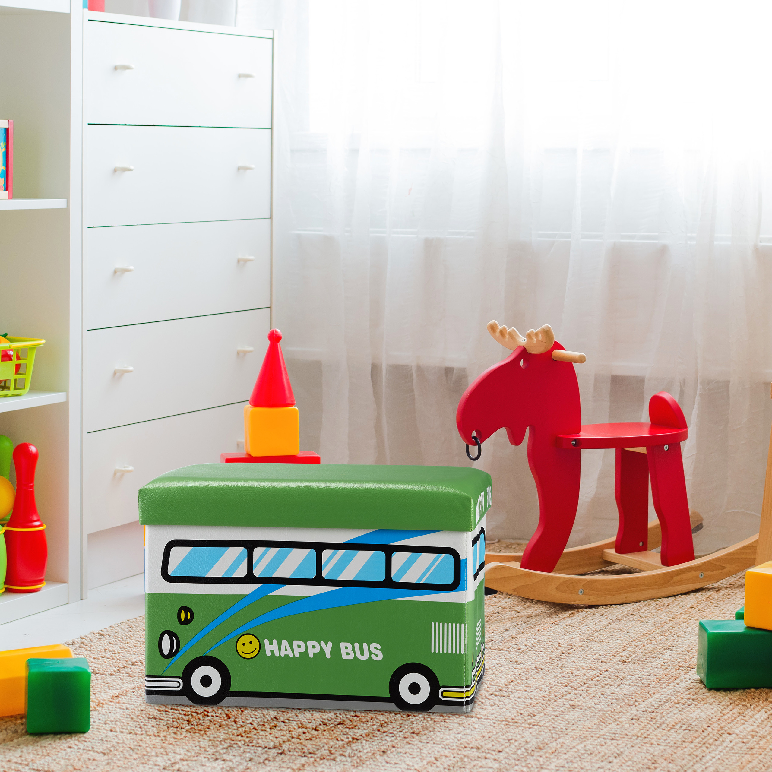 Ein grüner Aufbewahrungshocker im Bus-Design, ein rotes Schaukelpferd und Spielzeug in einem hellen Kinderzimmer.