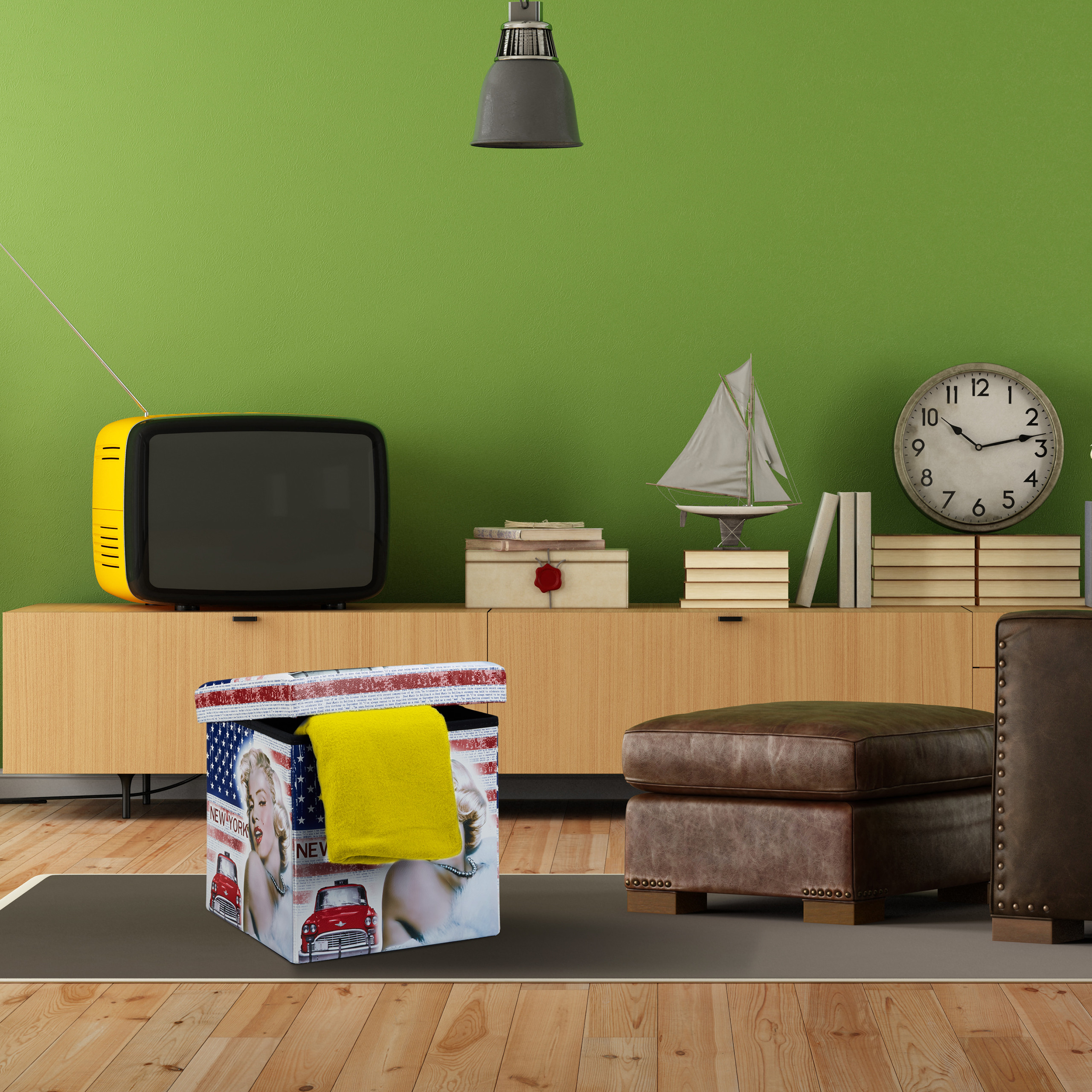 Wohnzimmer mit grünem Wand, hölzernem Sideboard, Retro-Fernseher, Schiffsmodell, Uhr und einem gepolsterten Koffer.
