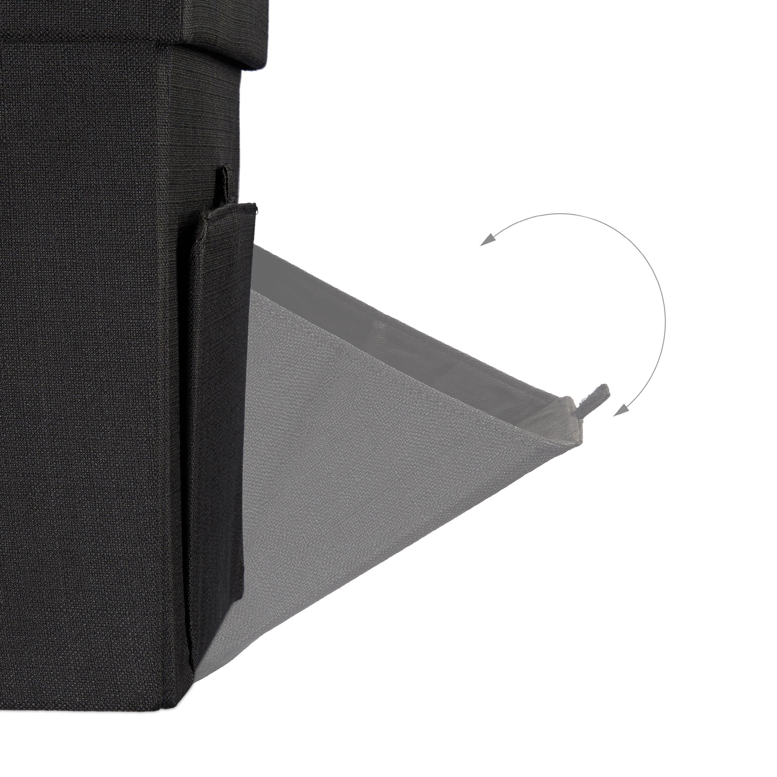 Schwarze Organizer-Tasche mit einer aufklappbaren Seitentasche und einem grauen Pfeilbogen.
