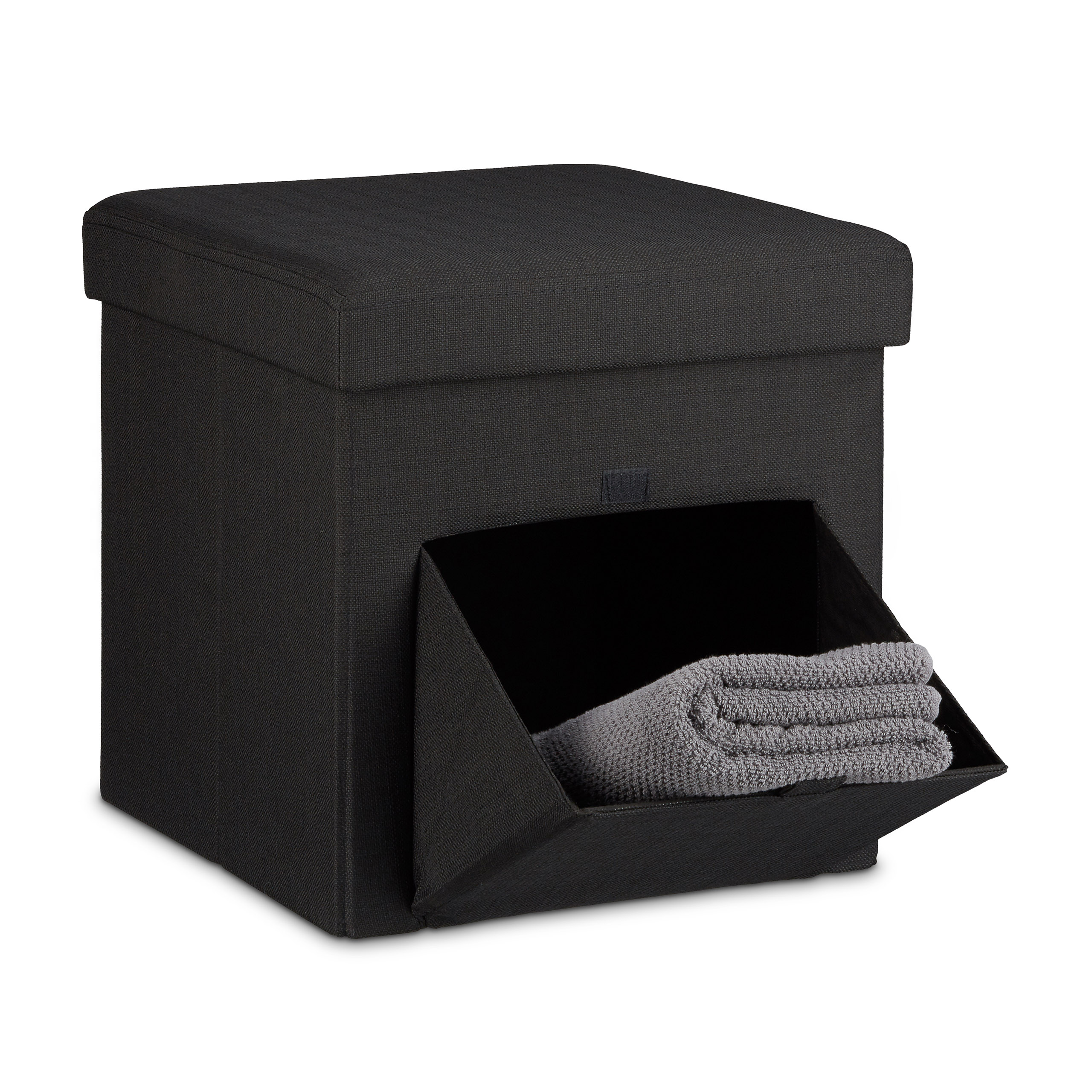 Ein schwarzer Stoffhocker mit Stauraum, in dem ein graues gefaltetes Handtuch liegt.