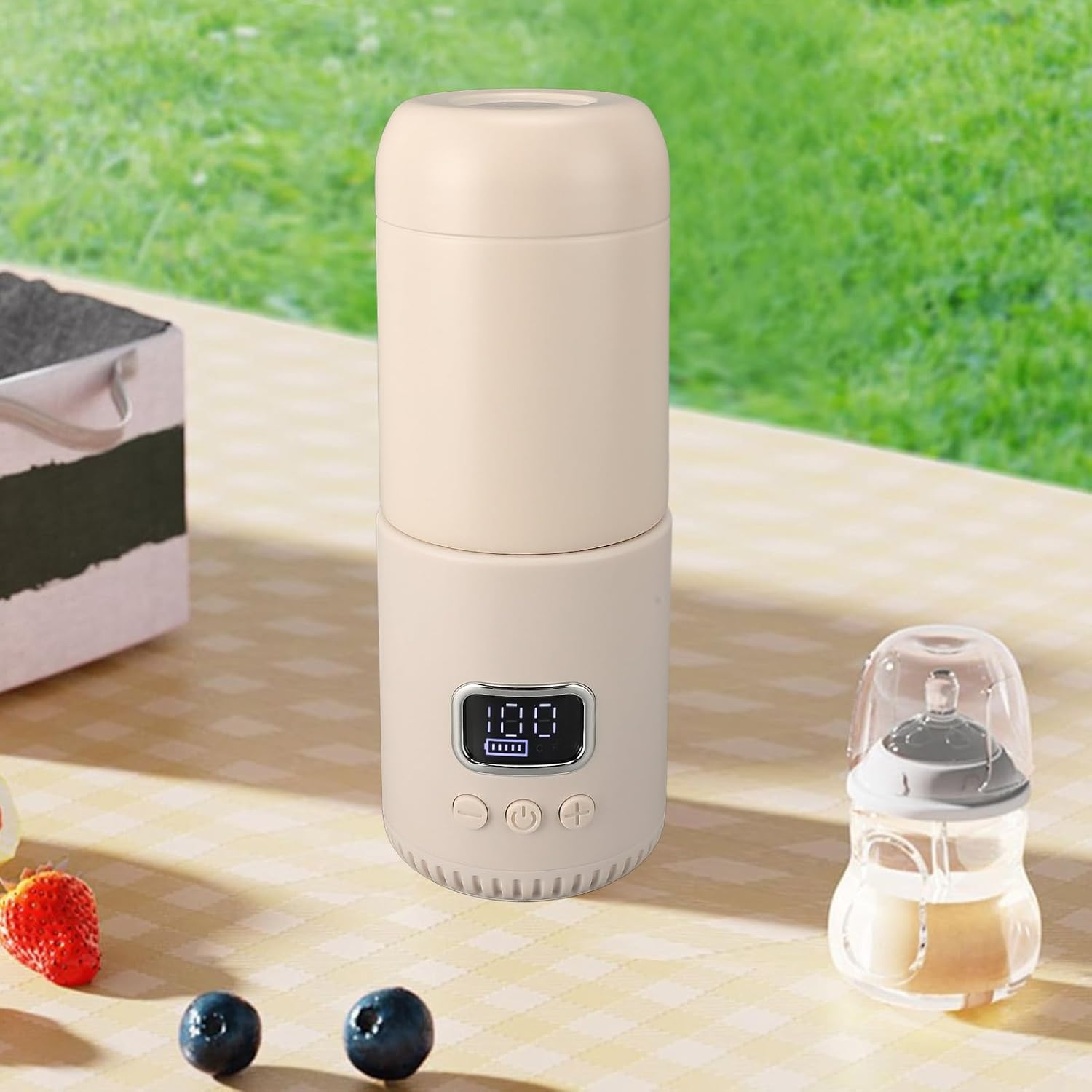 Einbeiger, beiger Flaschenwärmer mit digitaler Anzeige auf einem karierten Tisch neben einer Babyflasche.
