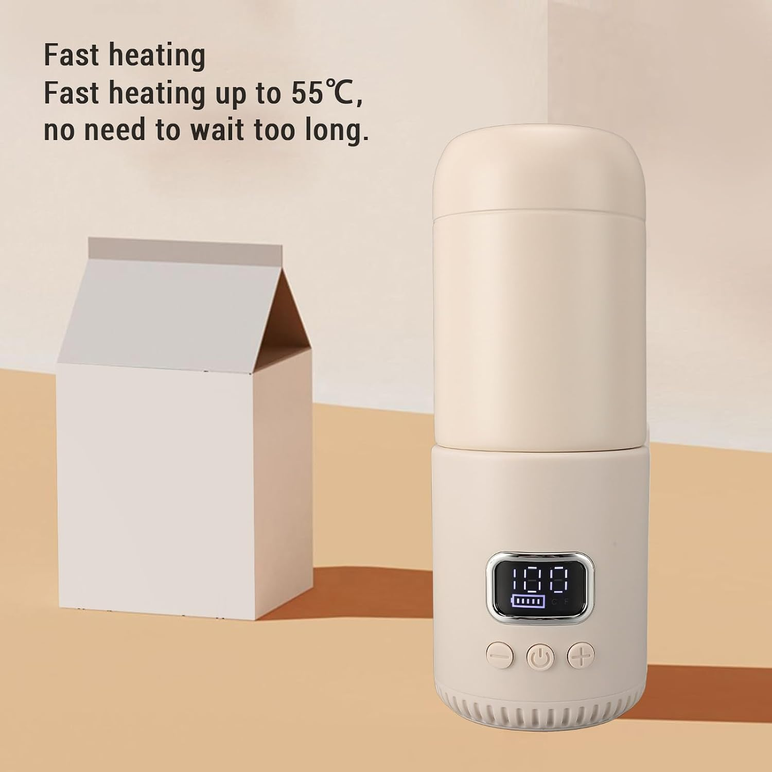 Beige, tragbare Thermoskanne mit digitalem Display neben einer weißen Milchpackung vor hellbraunem Hintergrund.