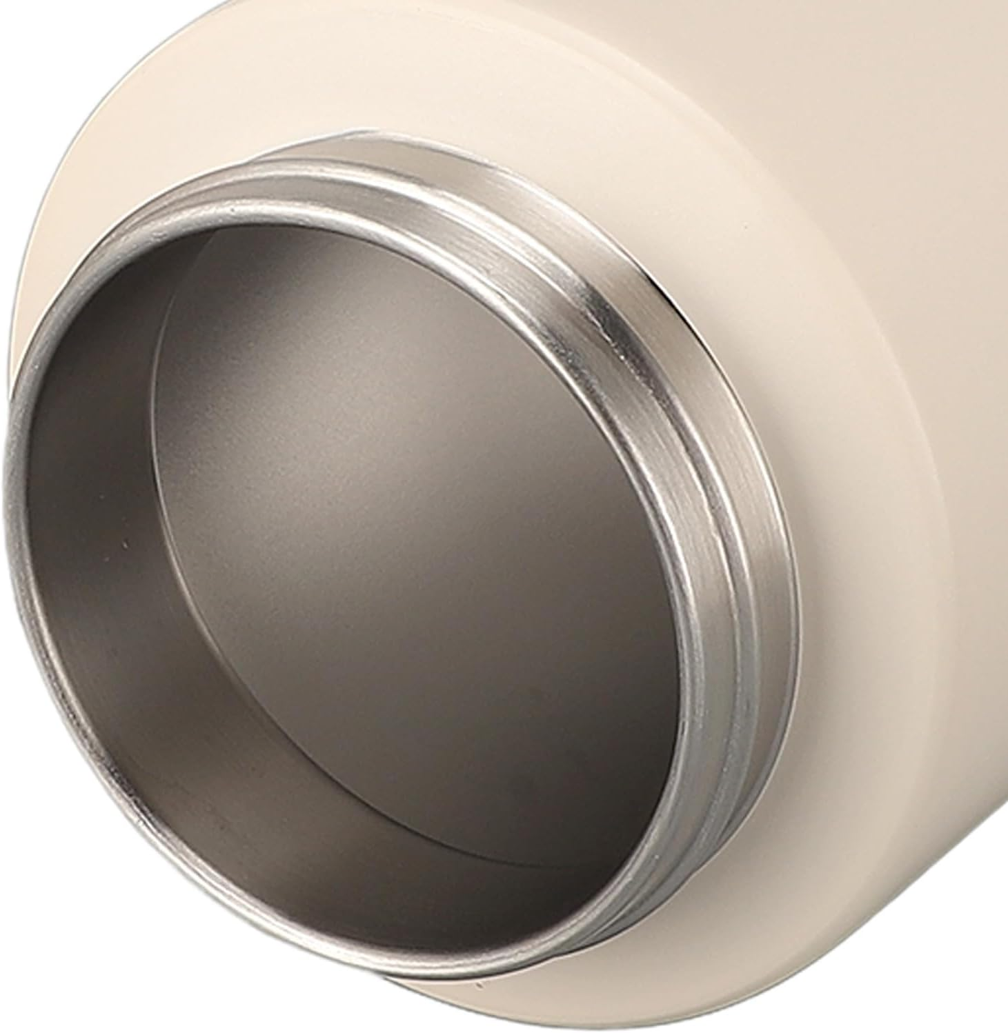 Nahaufnahme der Öffnung einer hellbeigen Thermosflasche mit silbernem Gewinde.