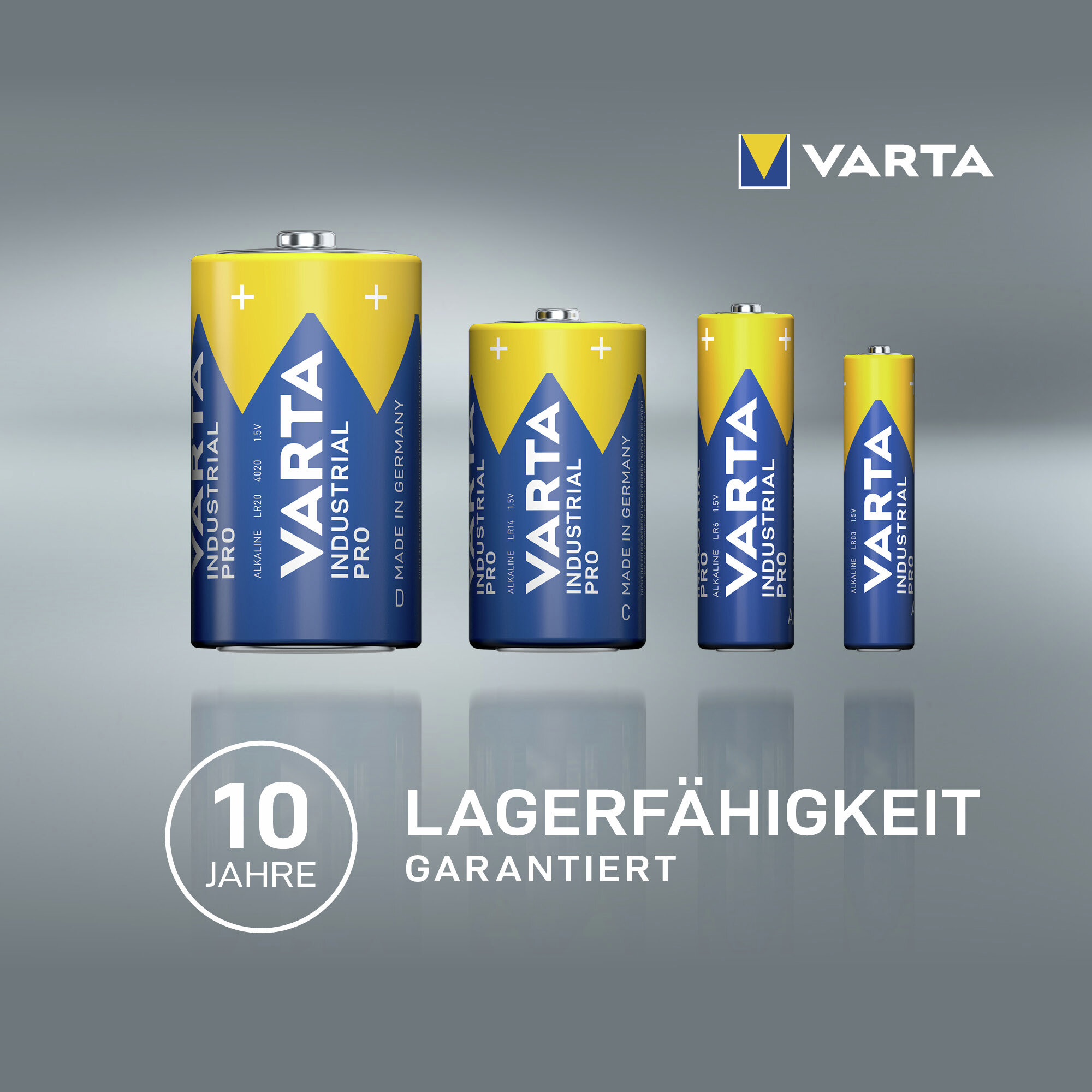 Vier Varta Industrial Pro Batterien in verschiedenen Grössen vor grauem Hintergrund mit Text.