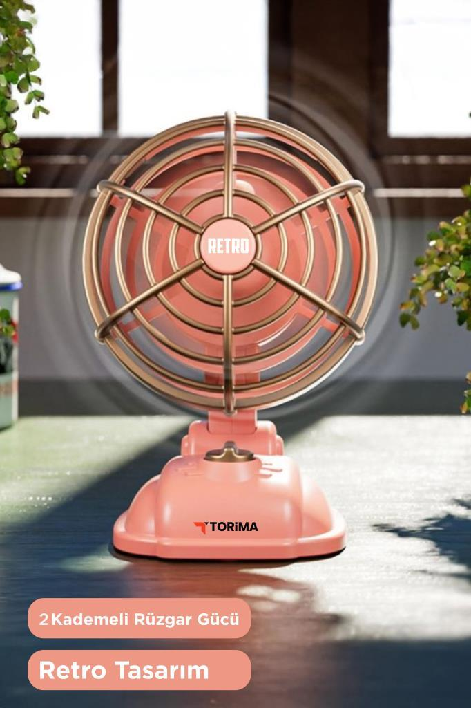 Pencere önündeki koyu renkli masa üzerinde pembe retro masa vantilatörü.