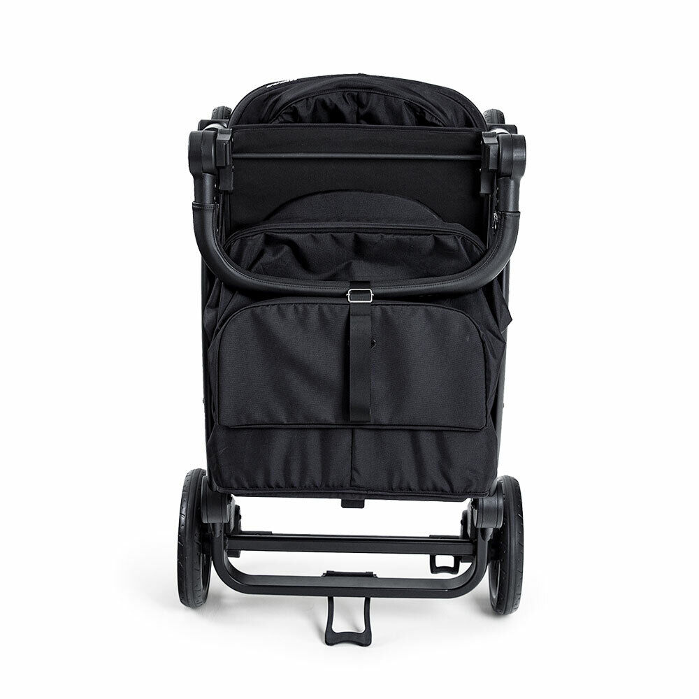 Ein schwarzer Kinderwagen von hinten auf weißem Hintergrund, mit Rädern und Ablage.