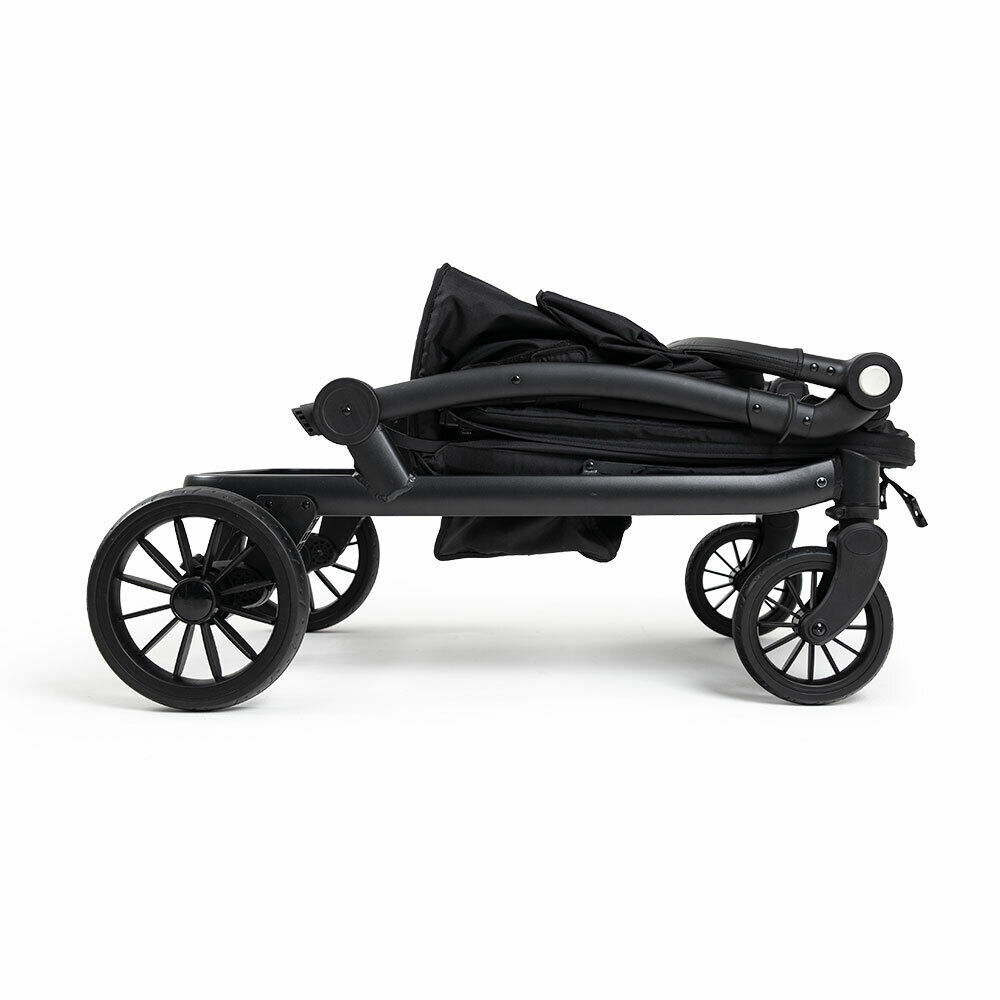 Ein zusammengeklappter schwarzer Kinderwagen mit vier Rädern auf weißem Hintergrund.