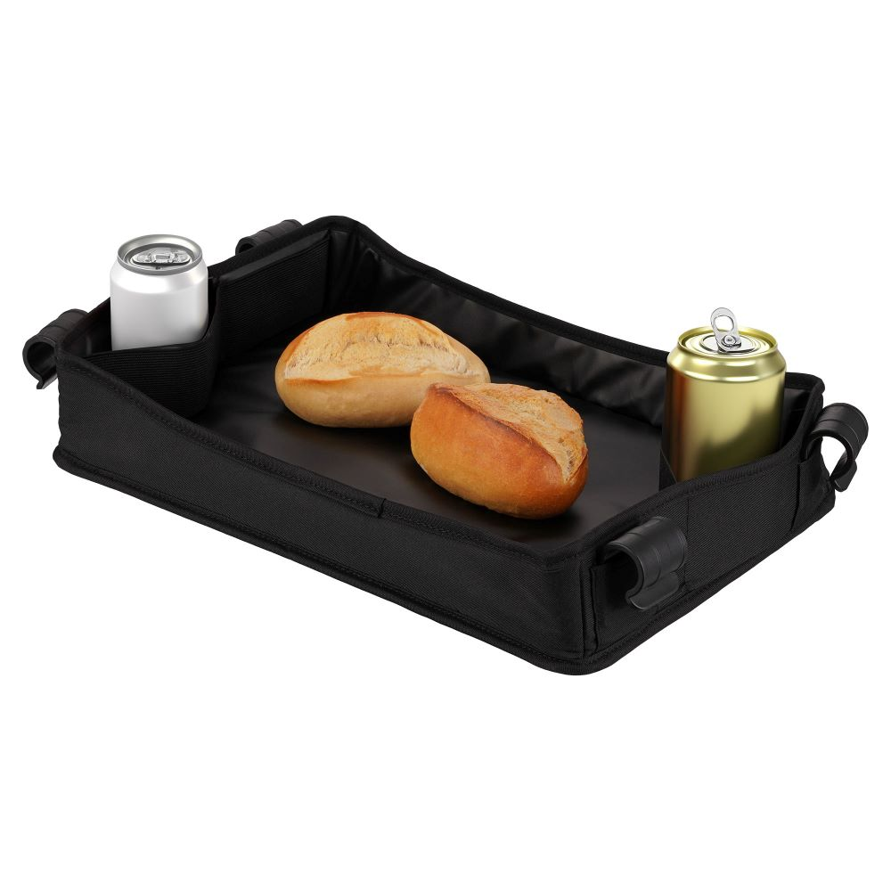 Ein schwarzes Tablett enthält zwei Brötchen und zwei Dosen, auf einer weißen Oberfläche platziert.