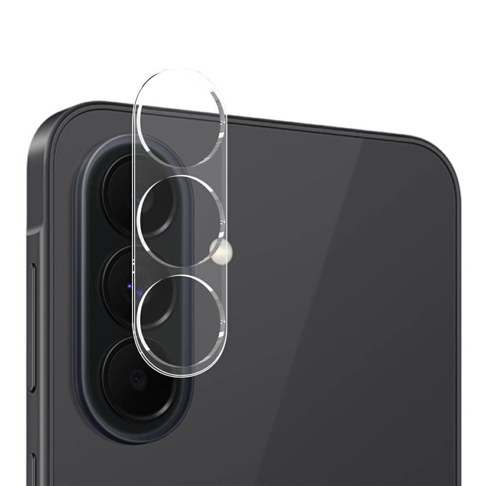 Vetro protettivo per fotocamera applicato al modulo a tripla fotocamera di uno smartphone nero.