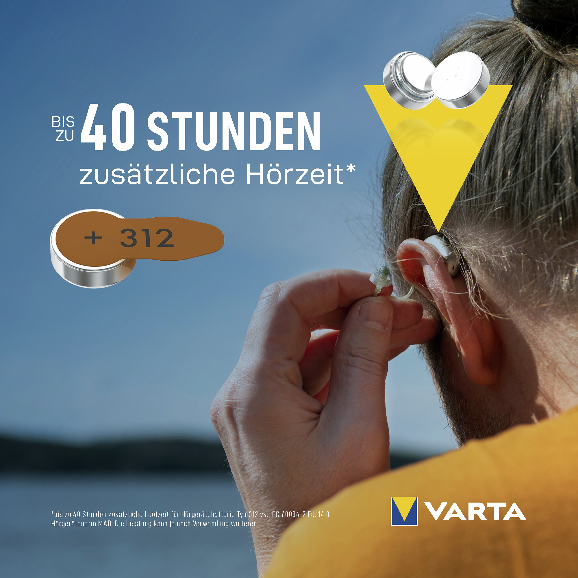 Eine Person setzt ein kleines Hörgerät ein, mit Text und Batteriegrafiken für Varta Hörgerätebatterien.