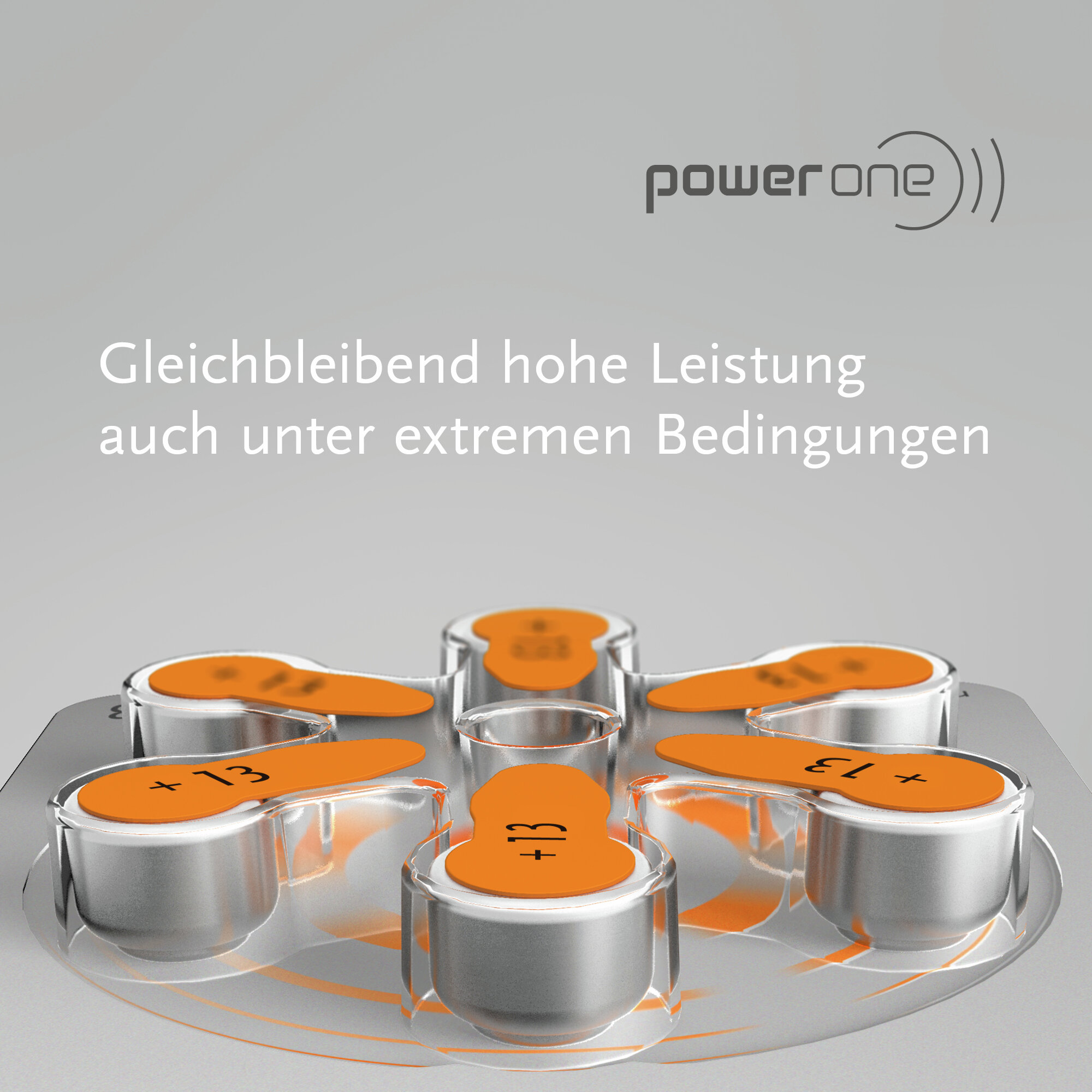 Sechs silberne Knopfzellenbatterien in einer Verpackung mit orangefarbenen Laschen und dem Markennamen Power One.