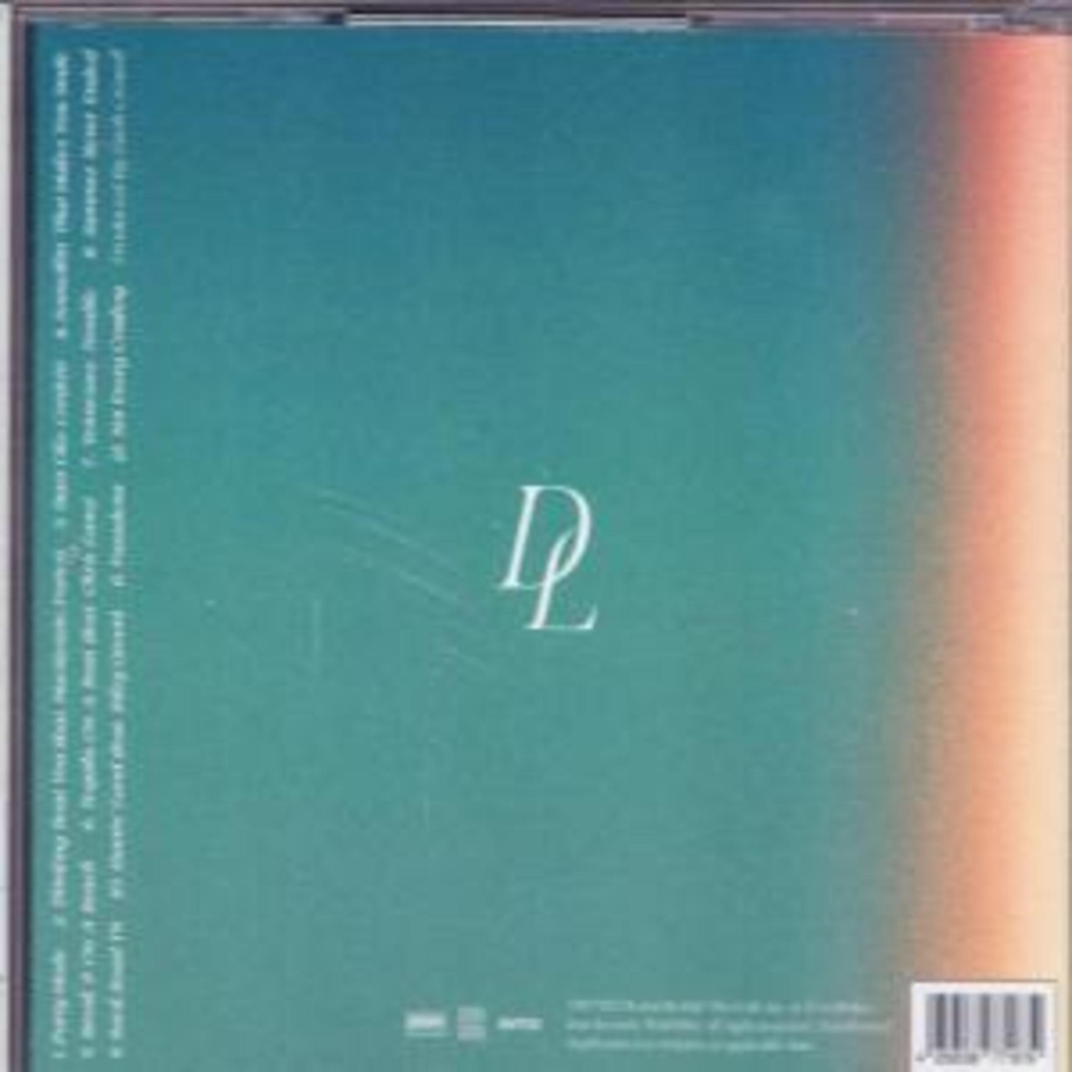 Eine türkisfarbene Albumrückseite mit weißem Text, einem zentralen Monogramm-Logo und einem rötlichen Farbverlauf rechts.