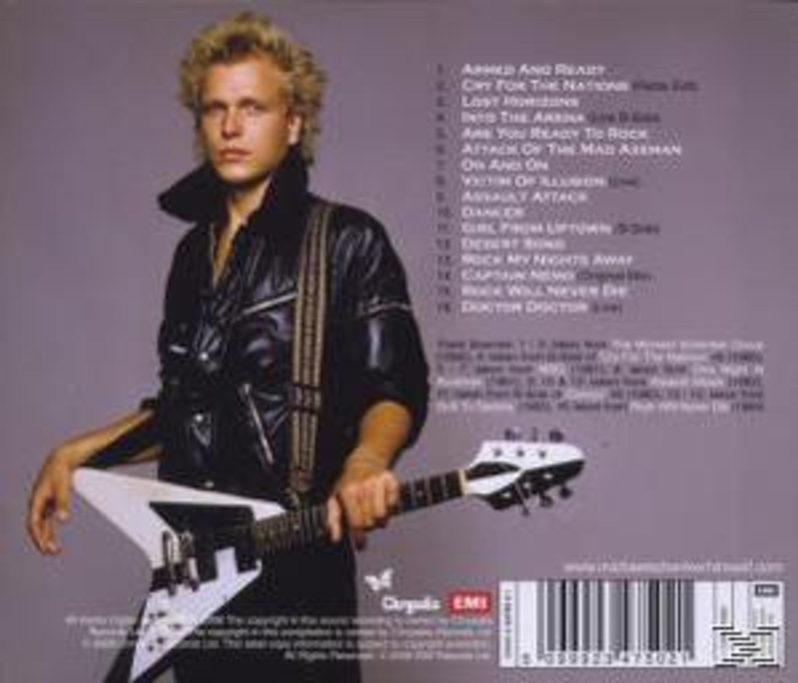 Ein blondhaariger Mann in schwarzer Lederjacke hält eine weiße V-Gitarre. Rechts sind eine Titelliste und ein Strichcode.