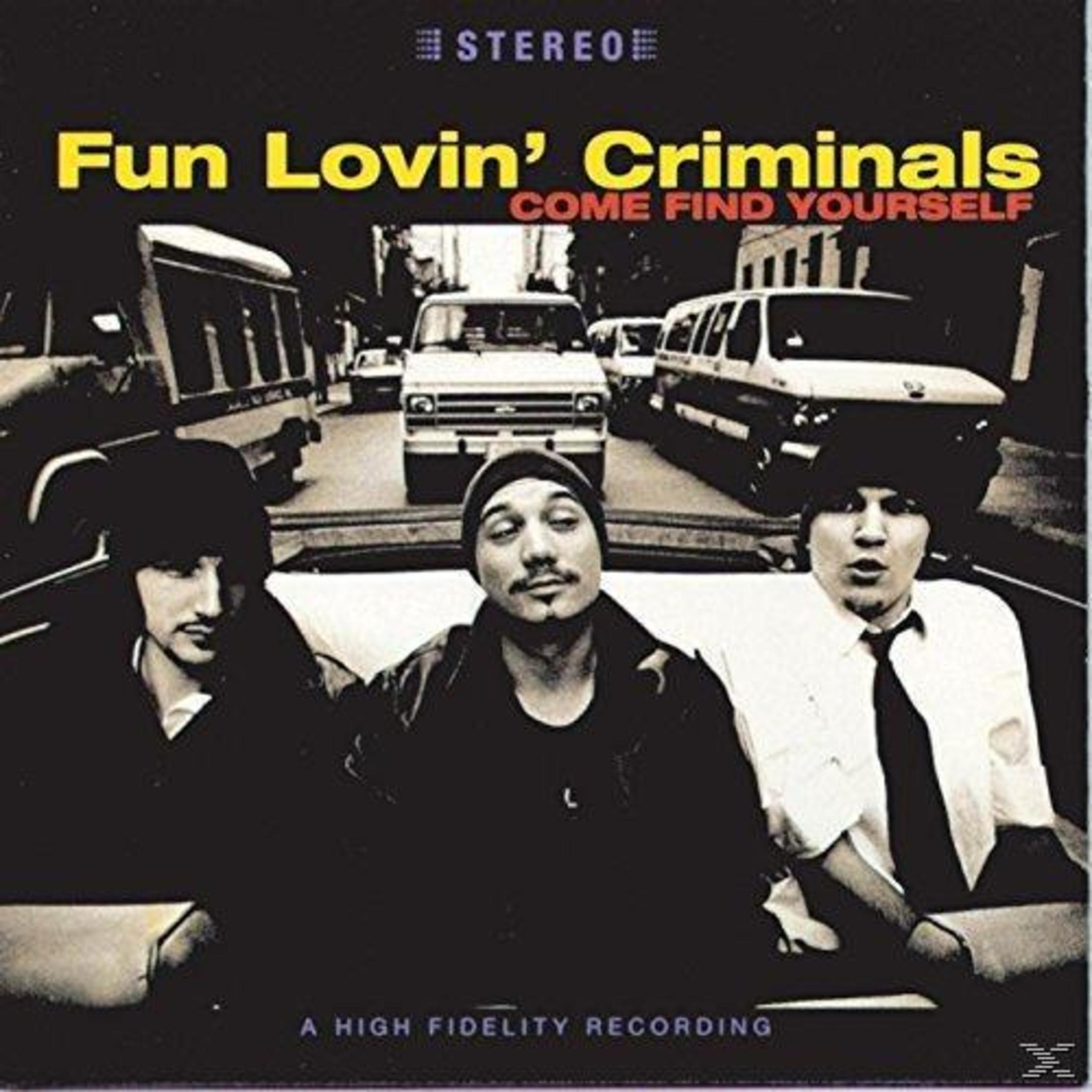 Albumcover von Fun Lovin' Criminals Come Find Yourself, mit drei Männern im Auto und Lieferwagen im Hintergrund.