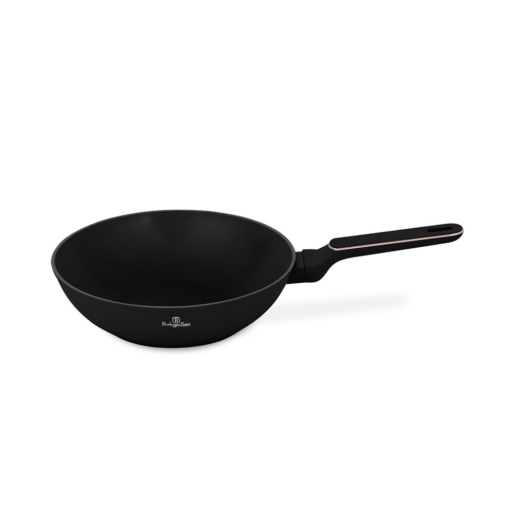 Schwarze Wok-Pfanne mit langem Griff und feinem roségoldenen Akzent vor weißem Hintergrund.