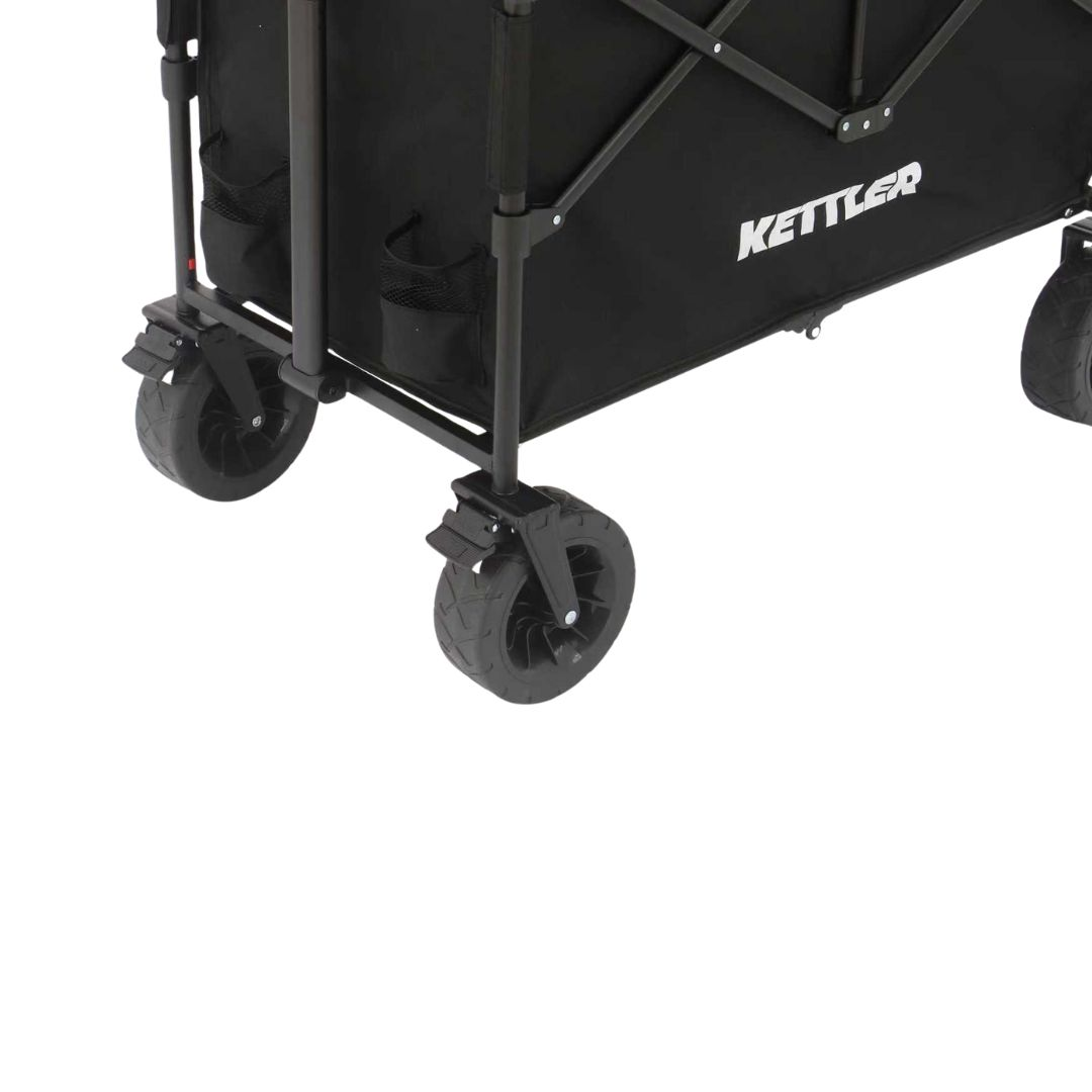 Ein schwarzer Kettler Bollerwagen mit schwarzen Rädern und Metallrahmen auf weißem Hintergrund.
