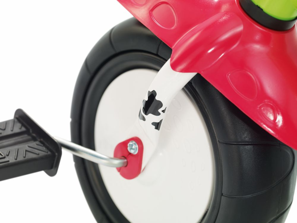 Nahaufnahme des Vorderrads eines roten Dreirads mit weißer Gabel, schwarzem Reifen und einem Pedal.