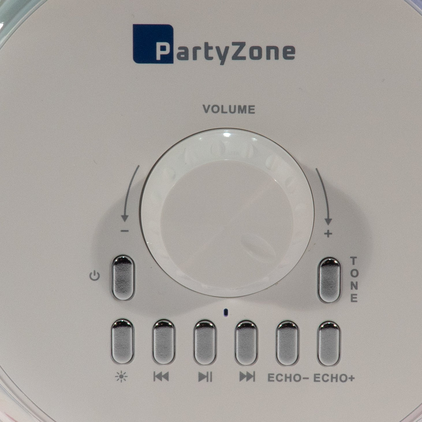 PartyZone-Bedienfeld mit großem Lautstärkeregler und mehreren Tasten für Power, Ton und Wiedergabe.