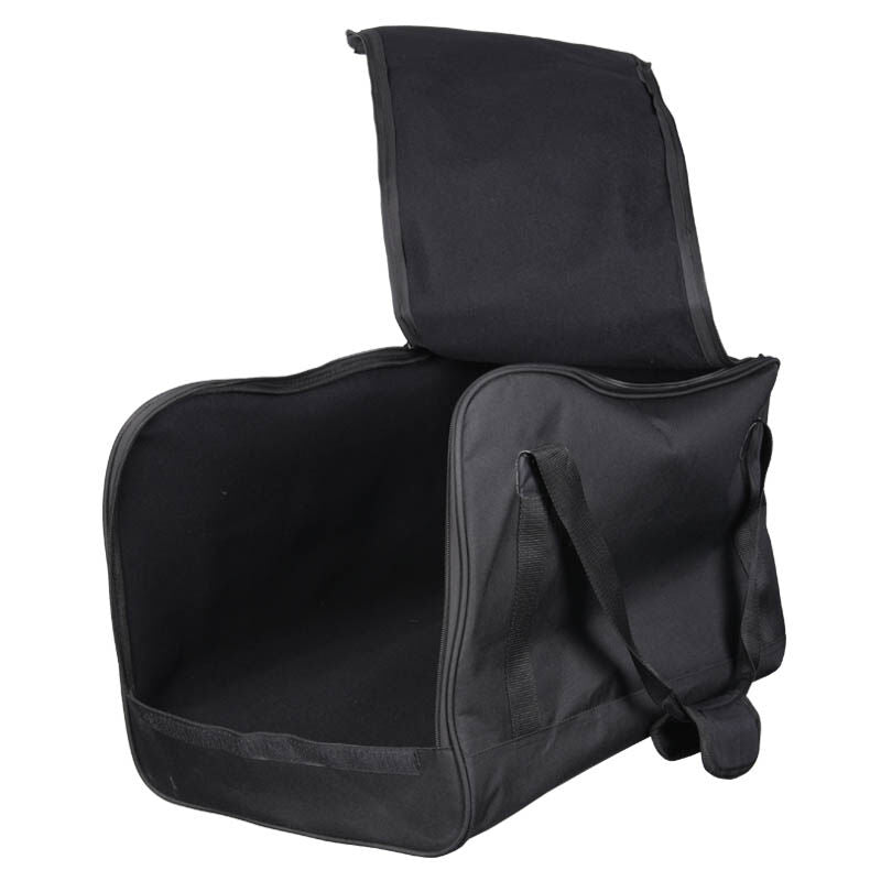 Eine offene schwarze Stofftasche mit Tragegriffen vor weißem Hintergrund.