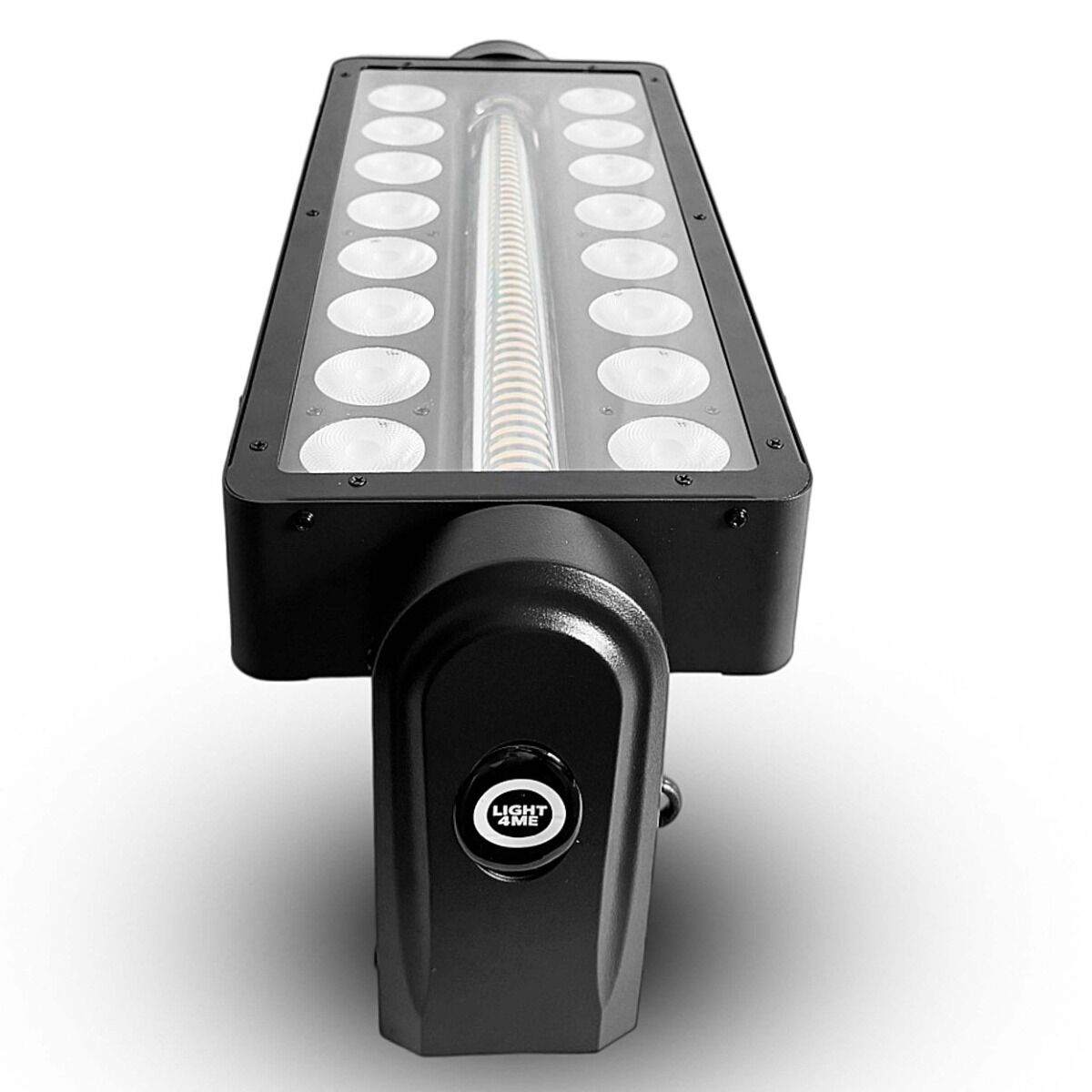 Ein schwarzer LED-Strahler mit zwei Reihen runder Linsen und einer zentralen Röhre vor weißem Hintergrund.