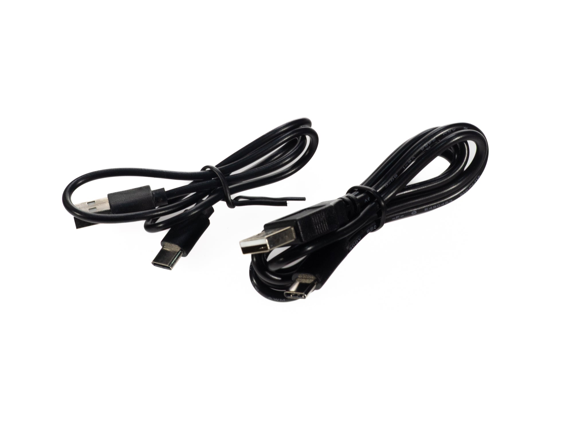 Zwei aufgerollte schwarze USB-Ladekabel auf weißem Grund mit jeweils einem USB-A- und USB-C-Anschluss.