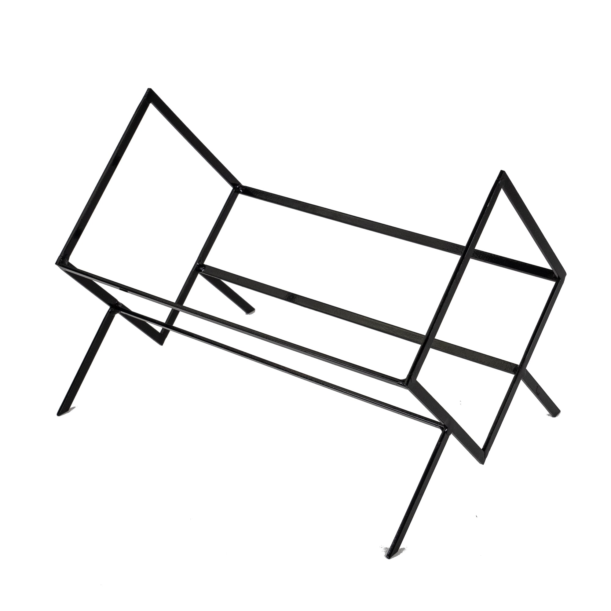 Ein schwarzes Metallgestell in geometrischer Form vor weißem Hintergrund.
