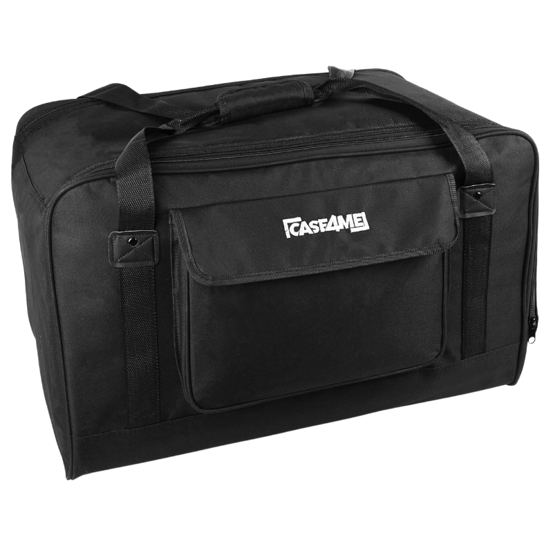 Eine schwarze Reisetasche mit Fronttasche und Tragegriffen vor weißem Hintergrund.