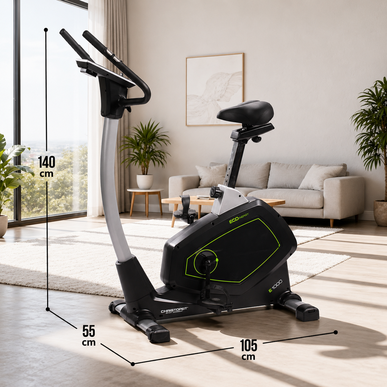 Ein schwarzer Heimtrainer E 1000 steht auf einem Teppich in einem hellen Wohnzimmer mit Maßen von 140x55x105 cm.