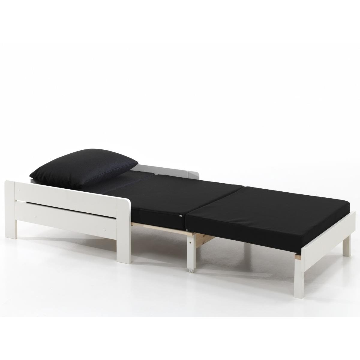 Ein weißes ausziehbares Bett mit schwarzer Matratze und Kissen auf hellem Boden.