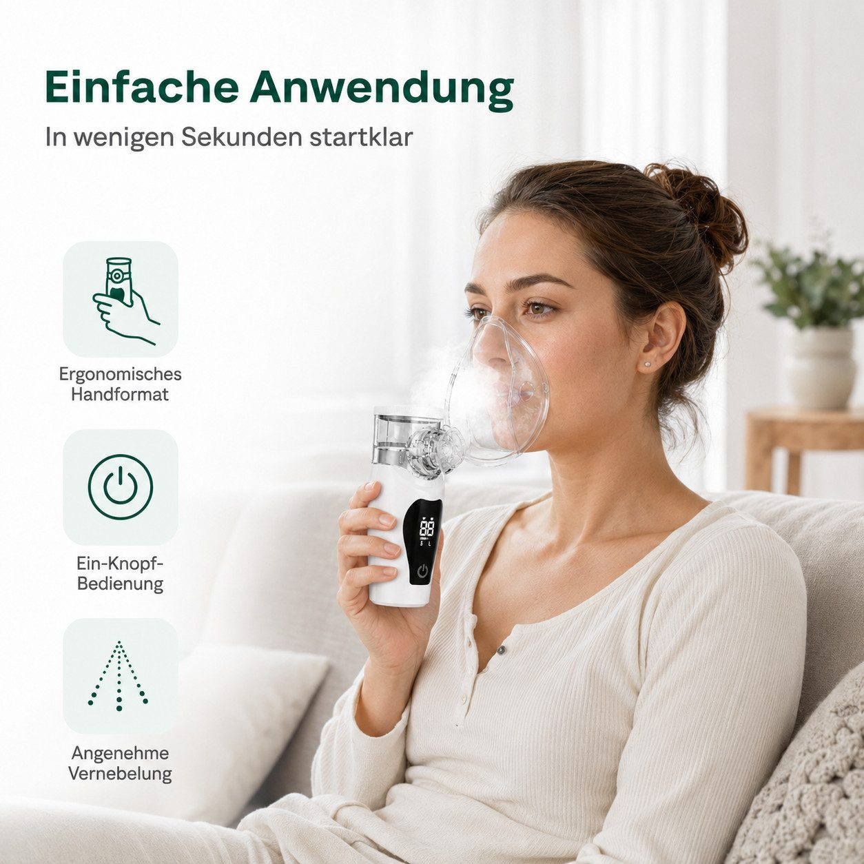 Eine Frau sitzt auf einem Sofa und nutzt einen tragbaren Inhalator mit Atemmaske. Links sind drei Icons zu sehen.