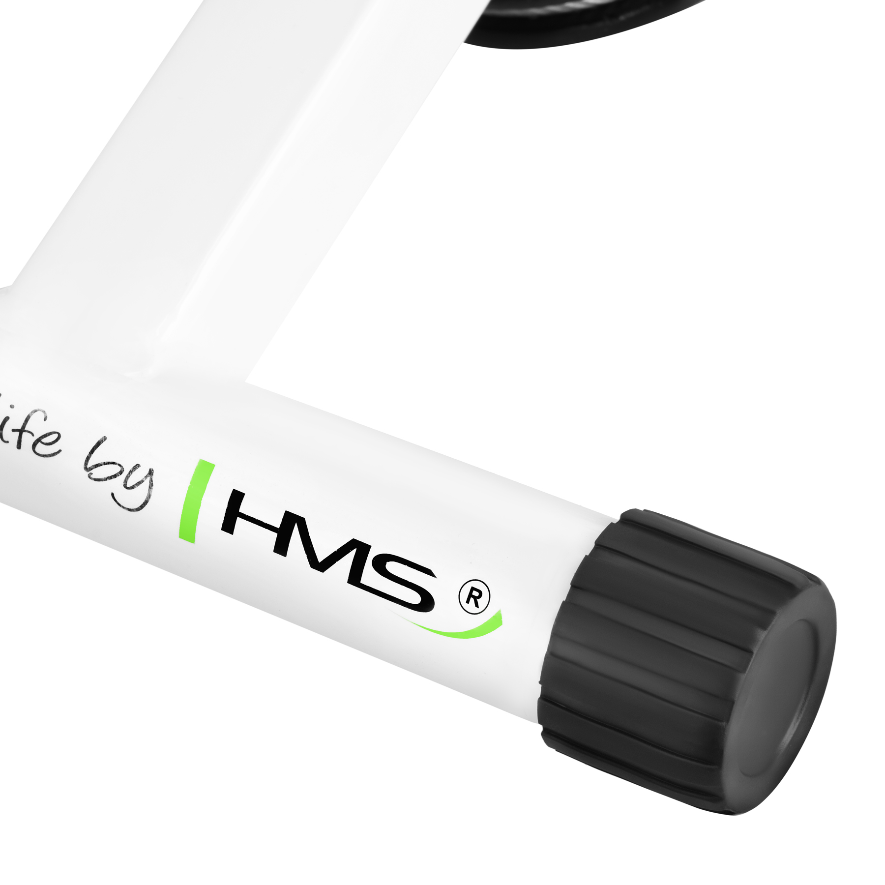 Zbliżenie białego sprzętu do ćwiczeń z czarnym logo HMS i żebrowaną zatyczką.